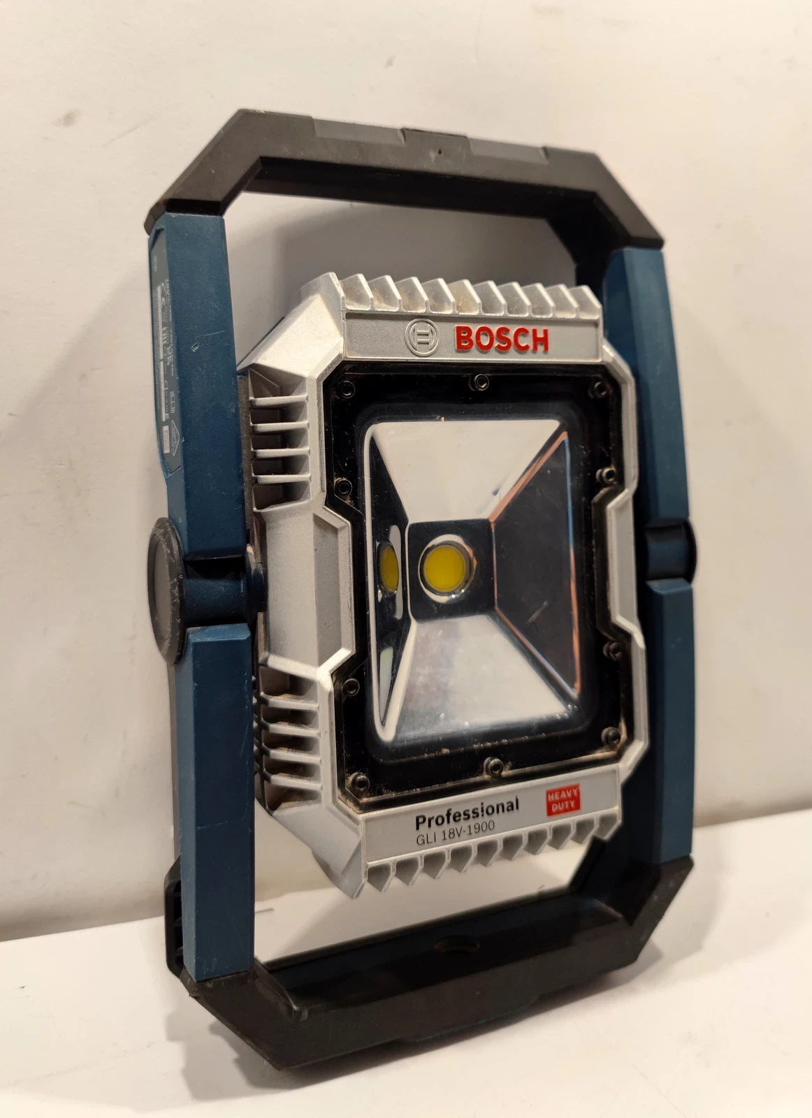 akumulatorowa-lampa-halogen-bosch-gli-18v-1900-obroncow-pokoju-3-gubin