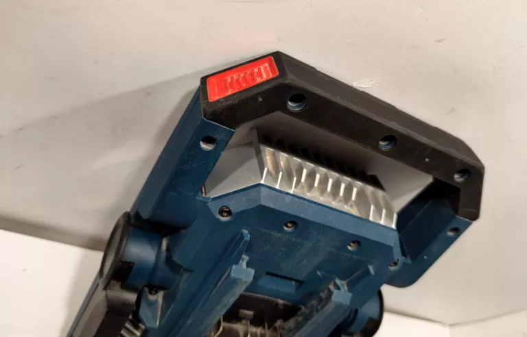 akumulatorowa-lampa-halogen-bosch-gli-18v-1900-marka-bosch