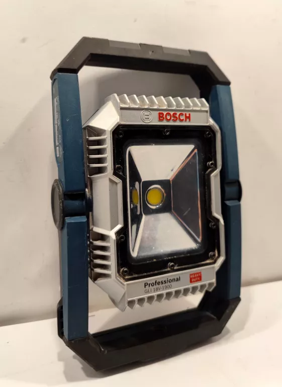 akumulatorowa-lampa-halogen-bosch-gli-18v-1900-obroncow-pokoju-3-gubin