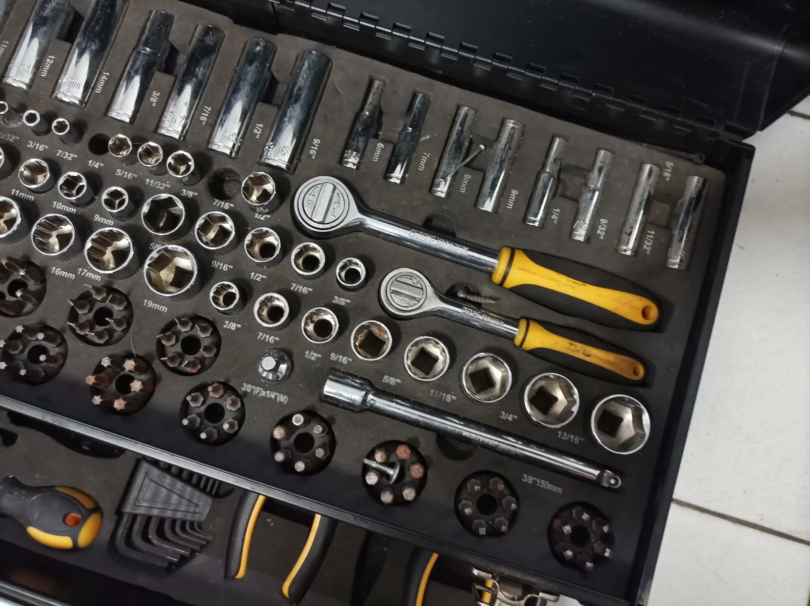 walizka-narzedziowa-klucze-nasaodowe-plaskie-calowe-stan-uzywany