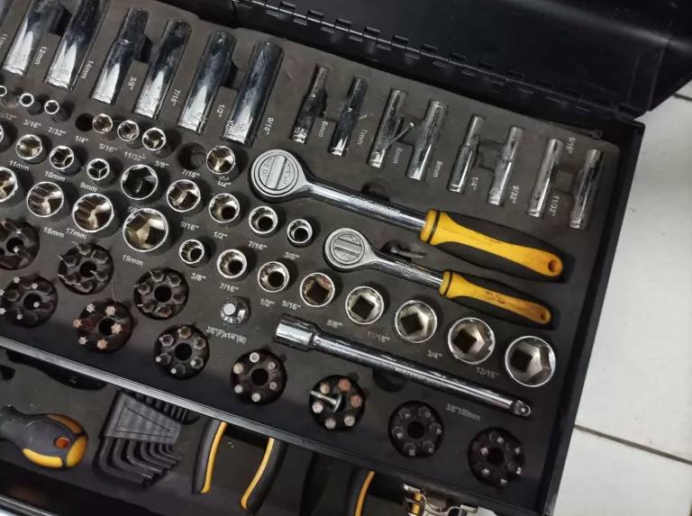 walizka-narzedziowa-klucze-nasaodowe-plaskie-calowe-stan-uzywany