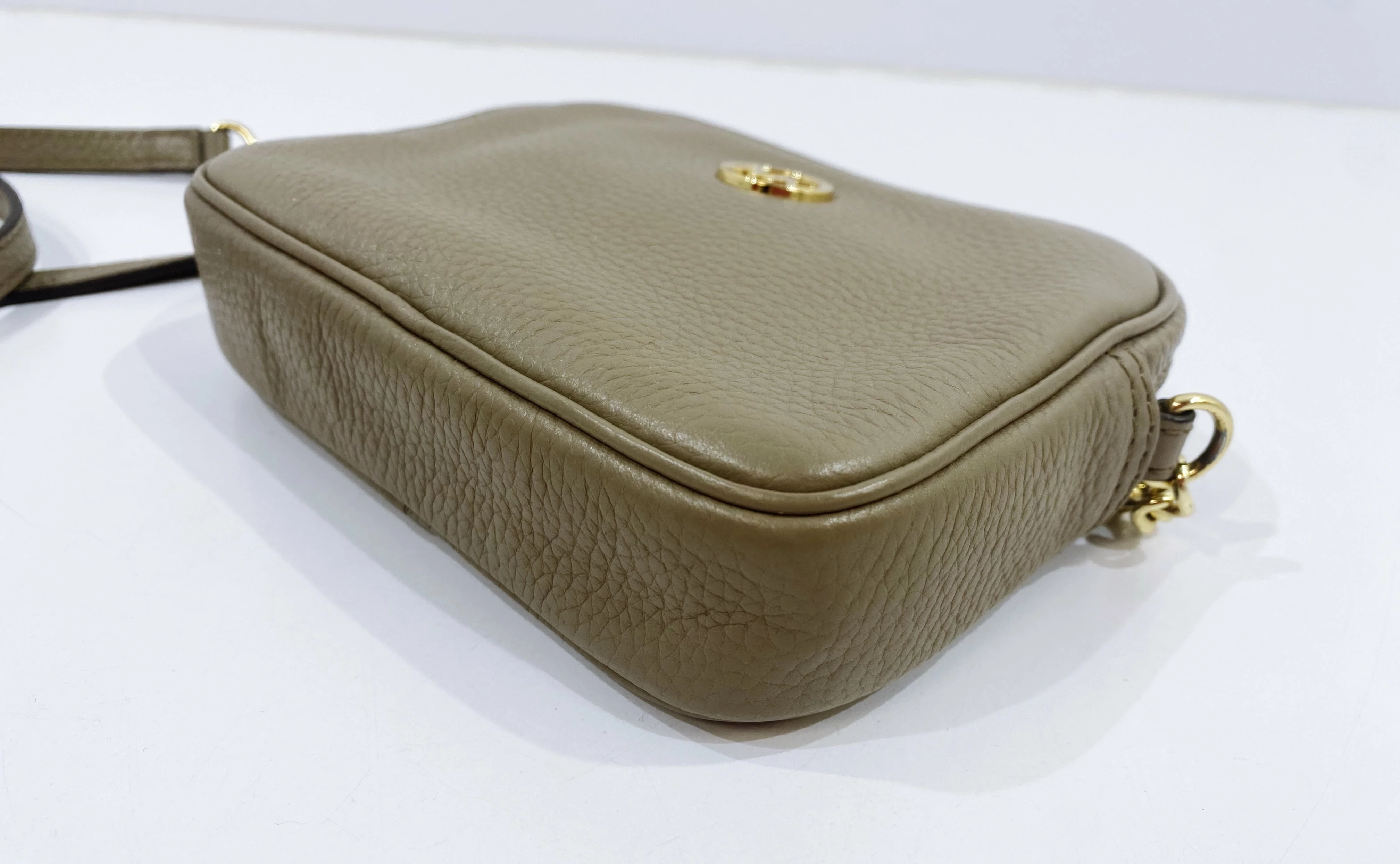 torebka-michael-kors-bezowa-mala-material-dominujacy-skora-ekologiczna