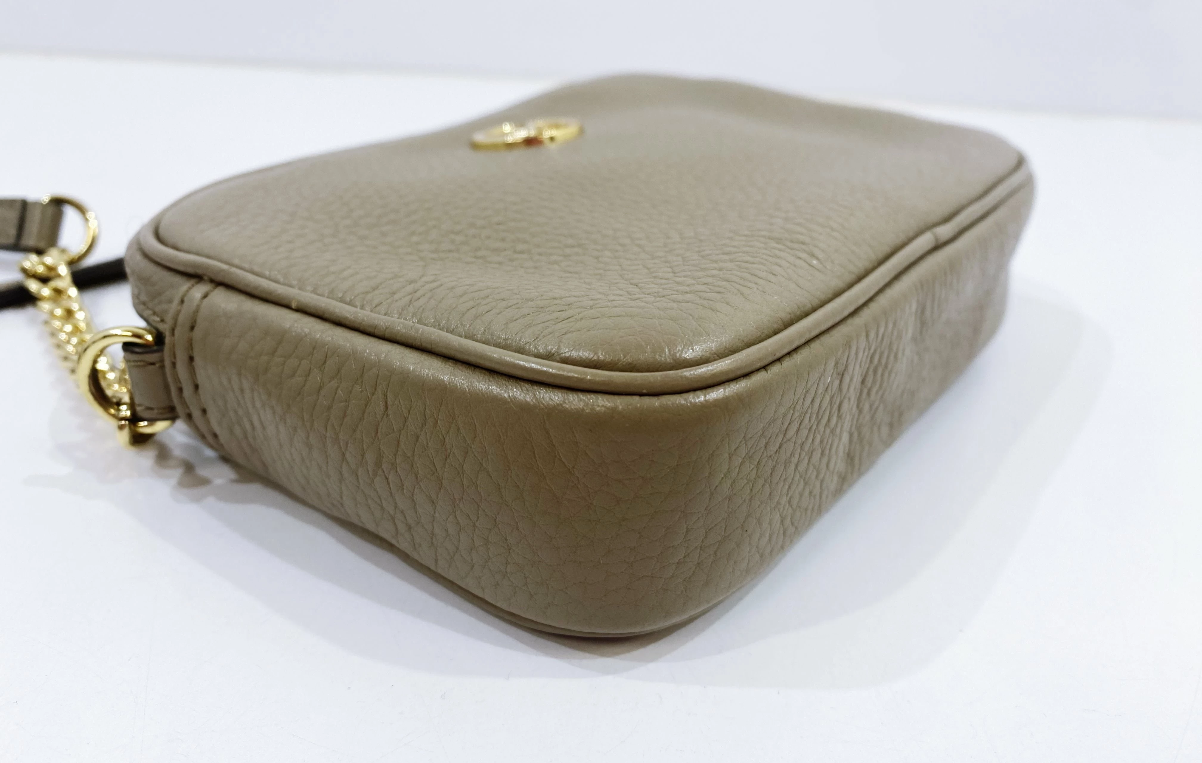 torebka-michael-kors-bezowa-mala-wielkosc-mala-nie-mieszczaca-a4