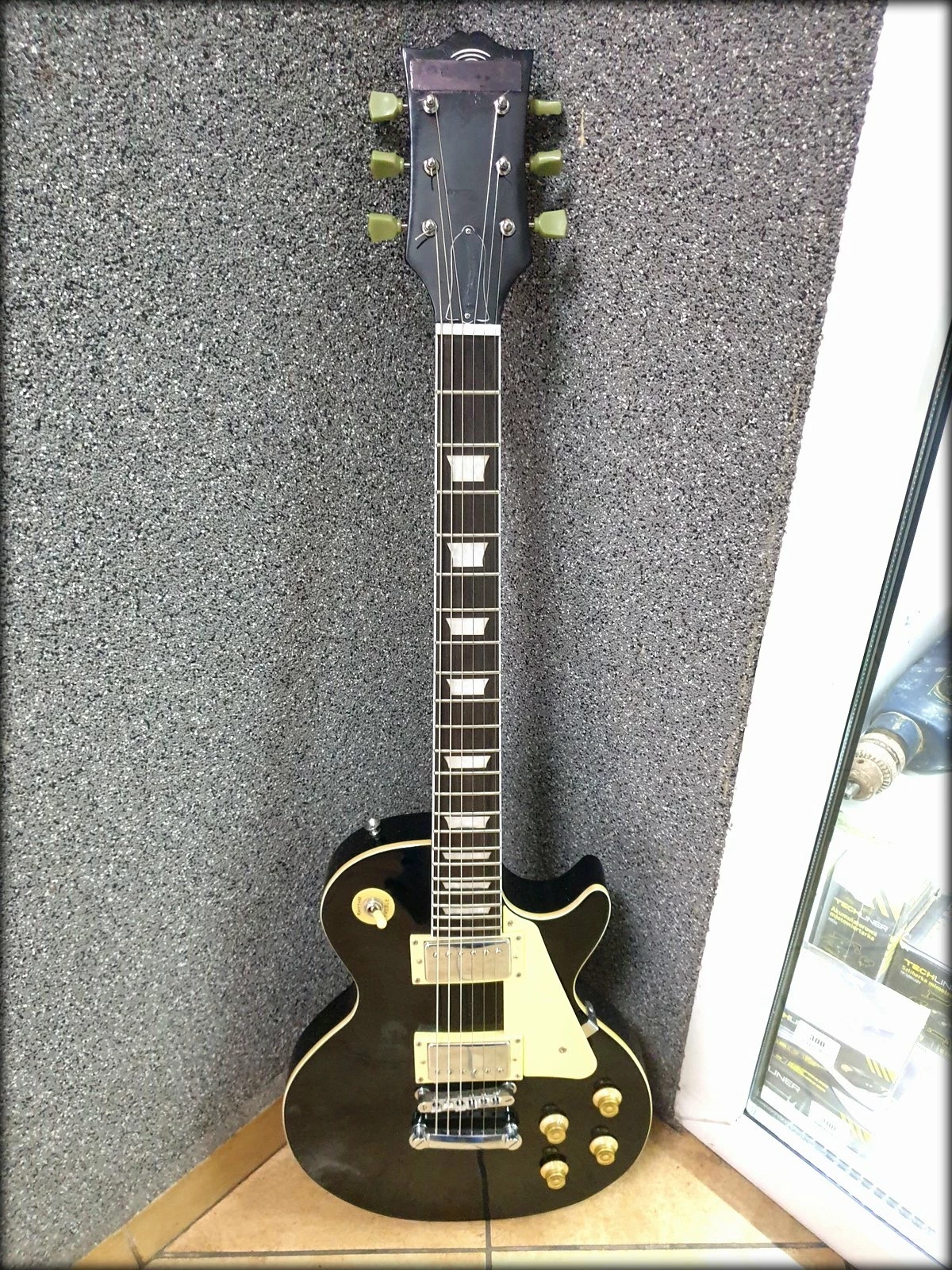 gitara-elektryczna-czarna-stan-uzywany