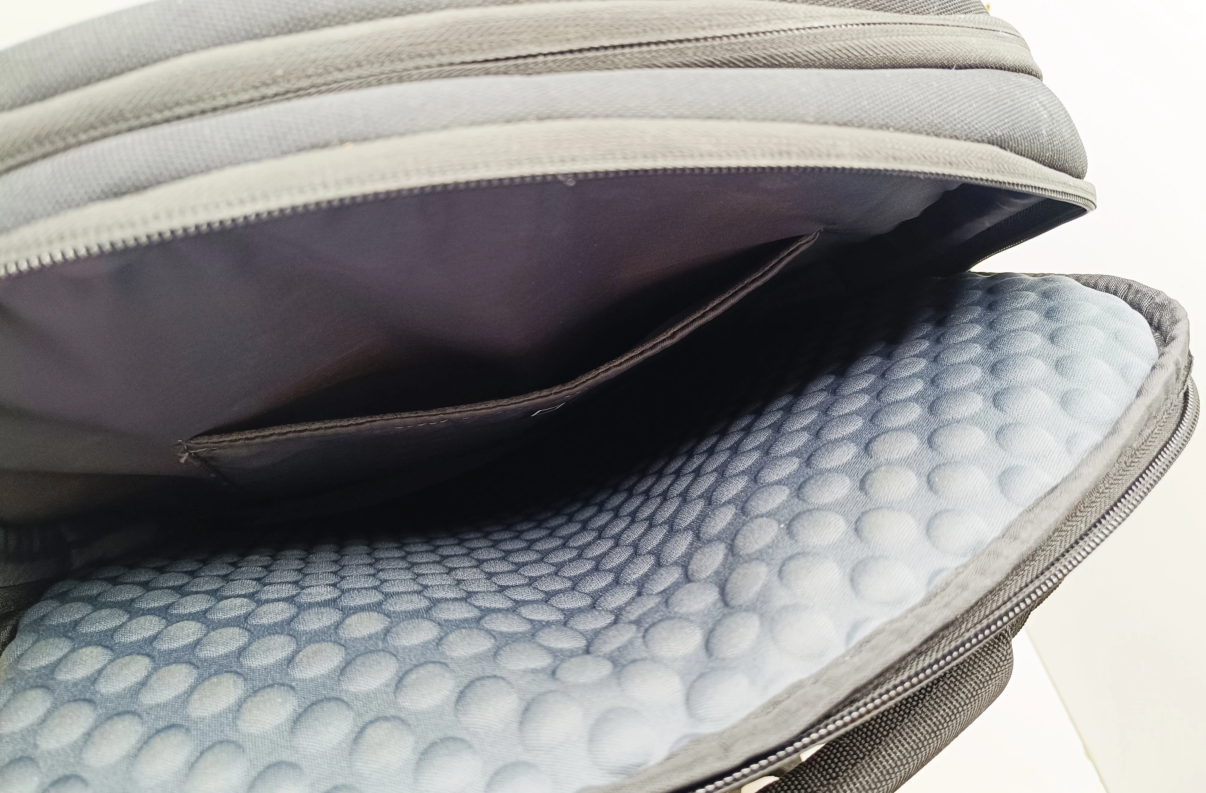 lenovo-legion-armoured-backpack-ii-17-liczba-komor-2