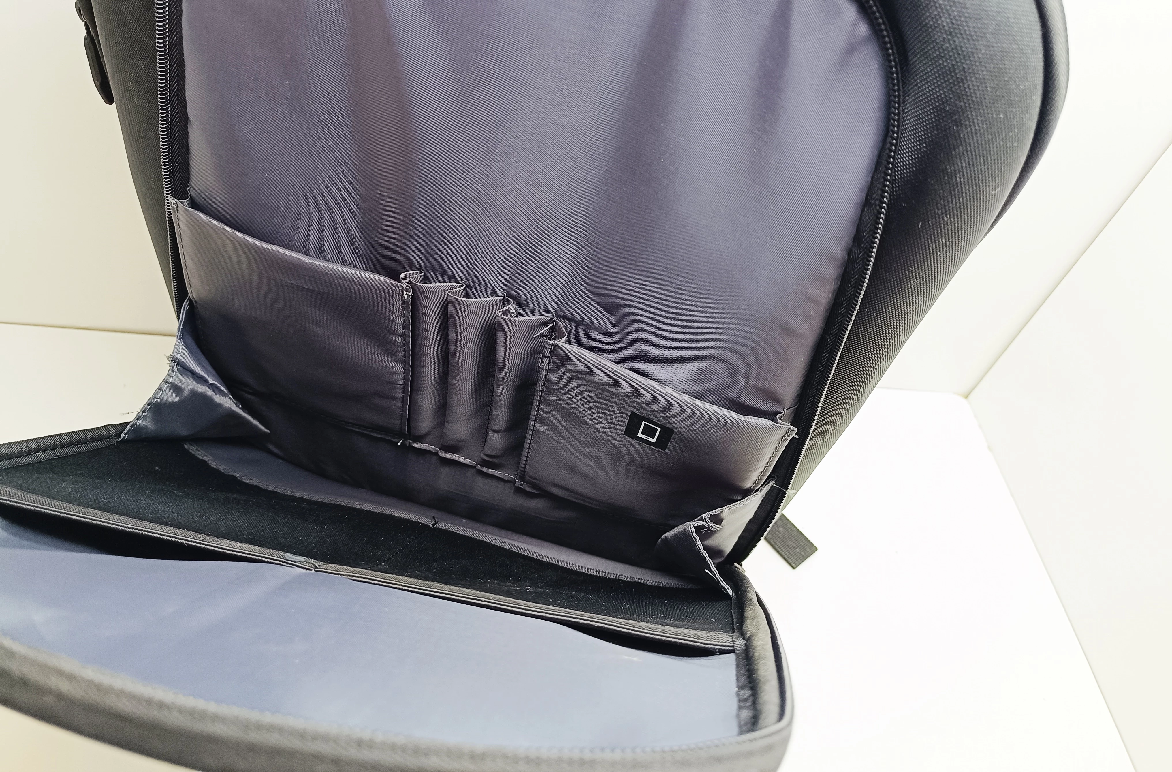 lenovo-legion-armoured-backpack-ii-17-marka-lenovo