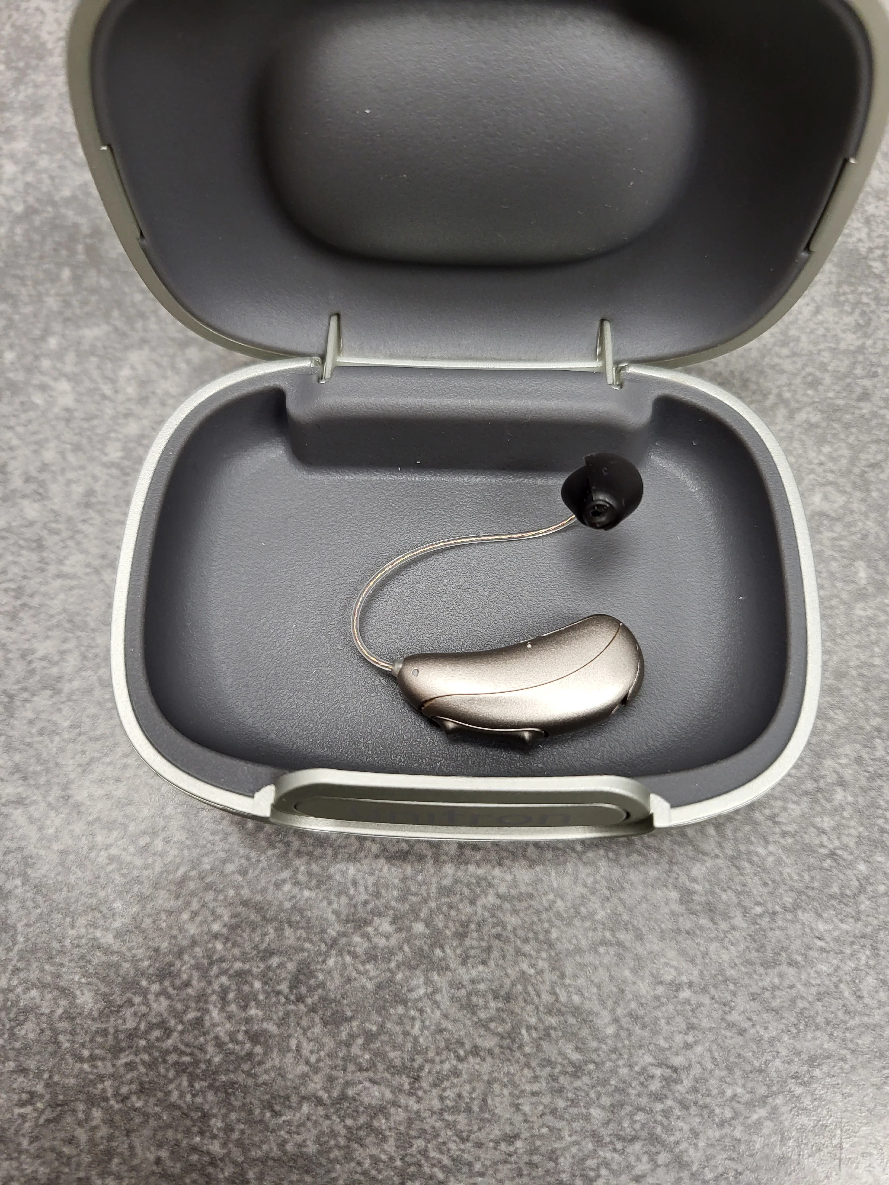 aparat-sluchowy-sonova-blu-moxi-b1-312-sand-czyscik-audiofon-ucho-brak-informacji