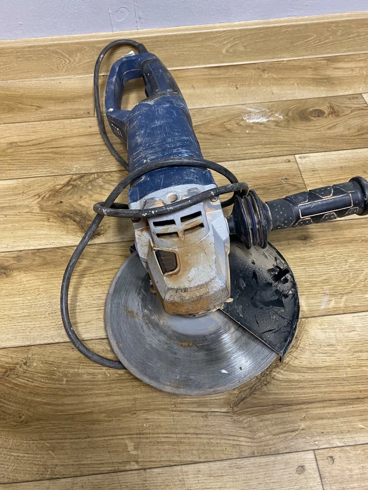 szlifierka-katowa-celma-prag-230-opis-rodzaj-zasilania-sieciowe