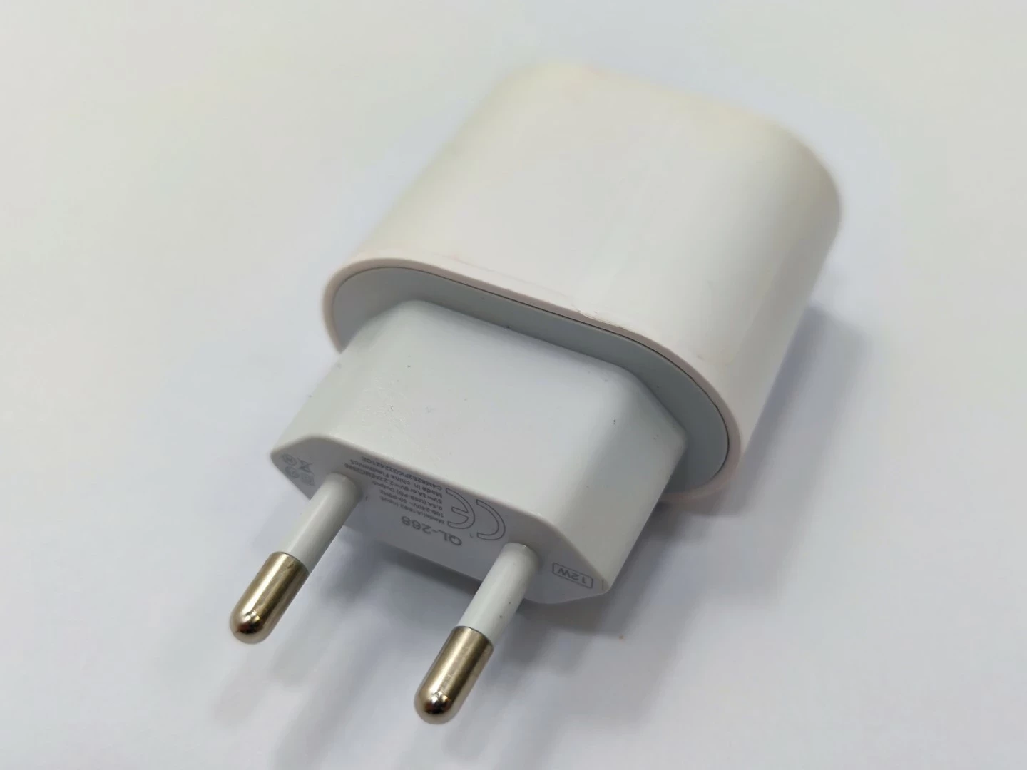 ladowarka-sieciowa-usb-c-12w-kabel-usb-c-stan-powystawowy