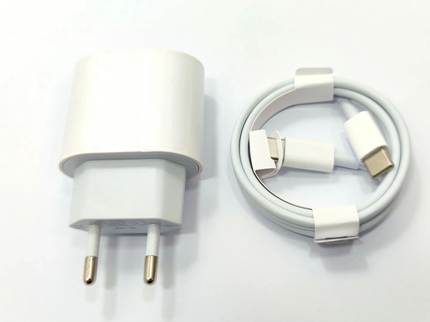 ladowarka-sieciowa-usb-c-12w-kabel-usb-c-gliwicka-125-katowice
