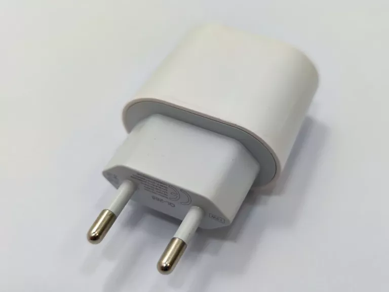 ladowarka-sieciowa-usb-c-12w-kabel-usb-c-stan-powystawowy