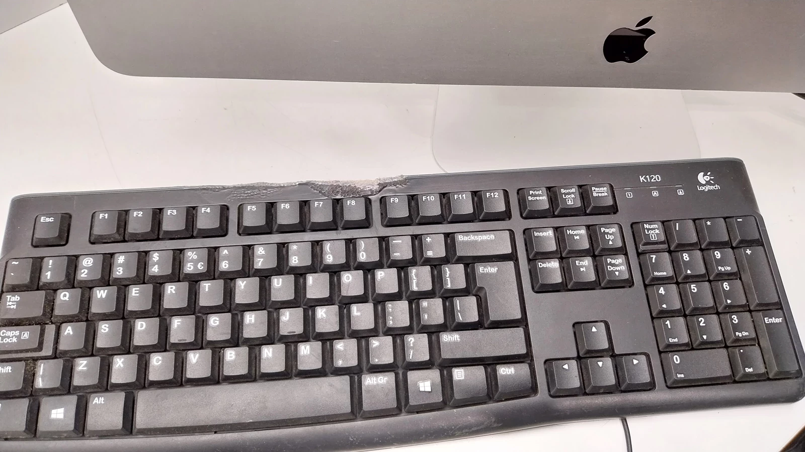 komputer-stacjonarny-apple-mac-z-haslem-system-operacyjny-mac-os