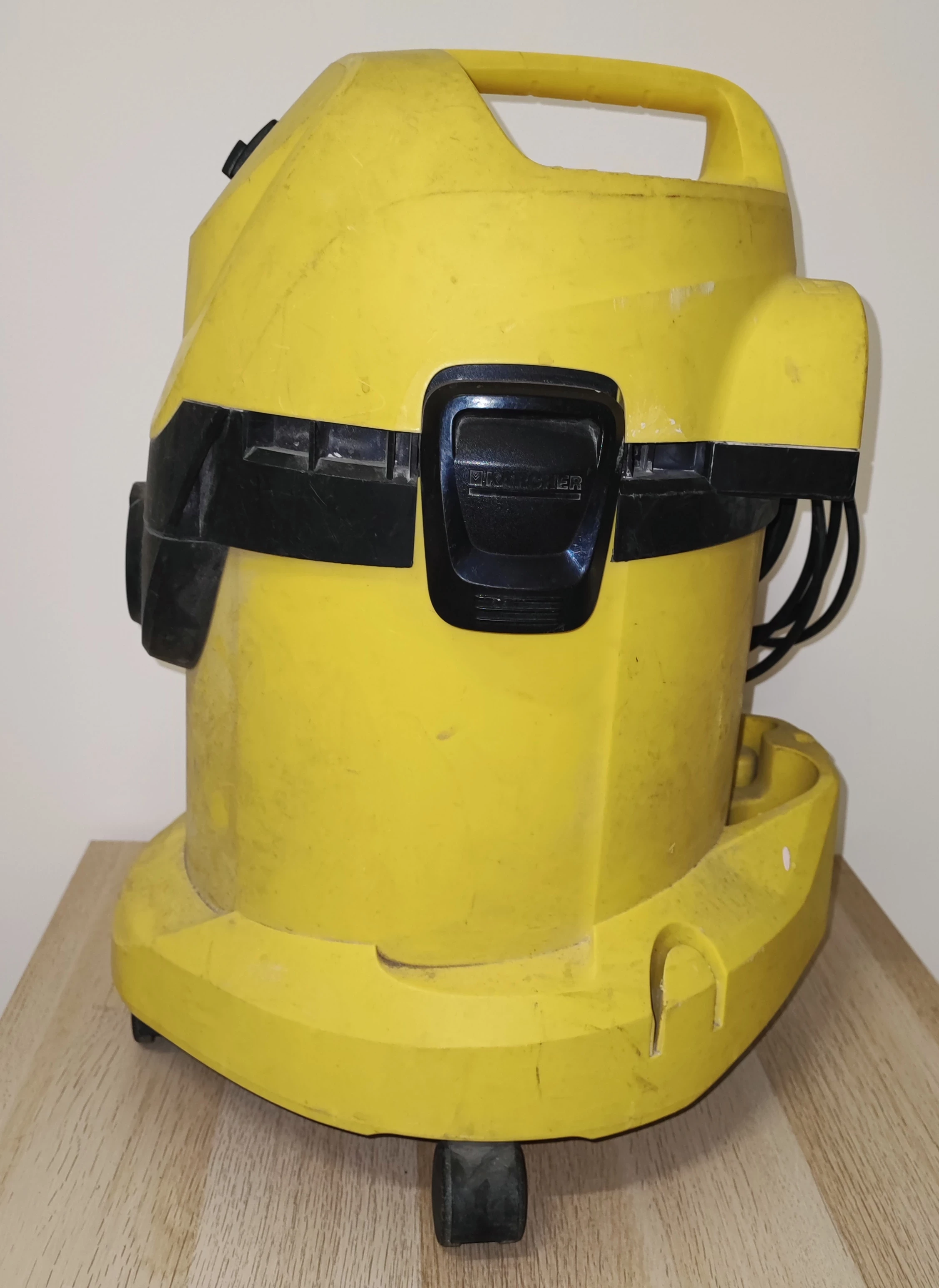 odkurzacz-karcher-wd-3-1000w-pojemnosc-zbiornika-17