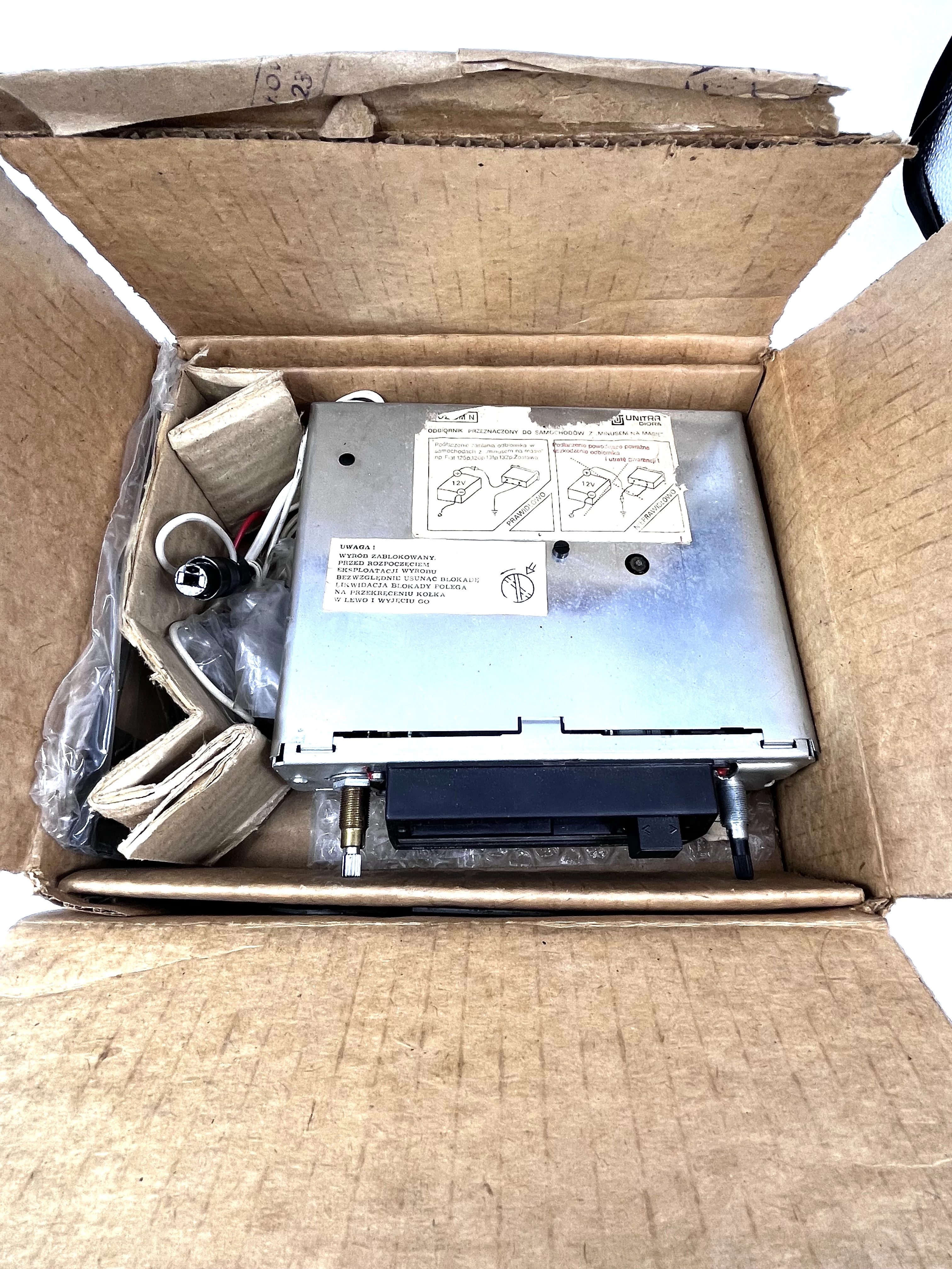 radio-samochodowe-unitra-diora-montaz-brak-informacji