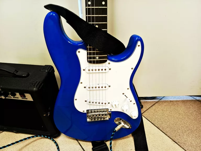 GITARA ELEKTRYCZNA ROCKTILE PLUS WZMACNIACZ GITAROWY GF-15 240 V