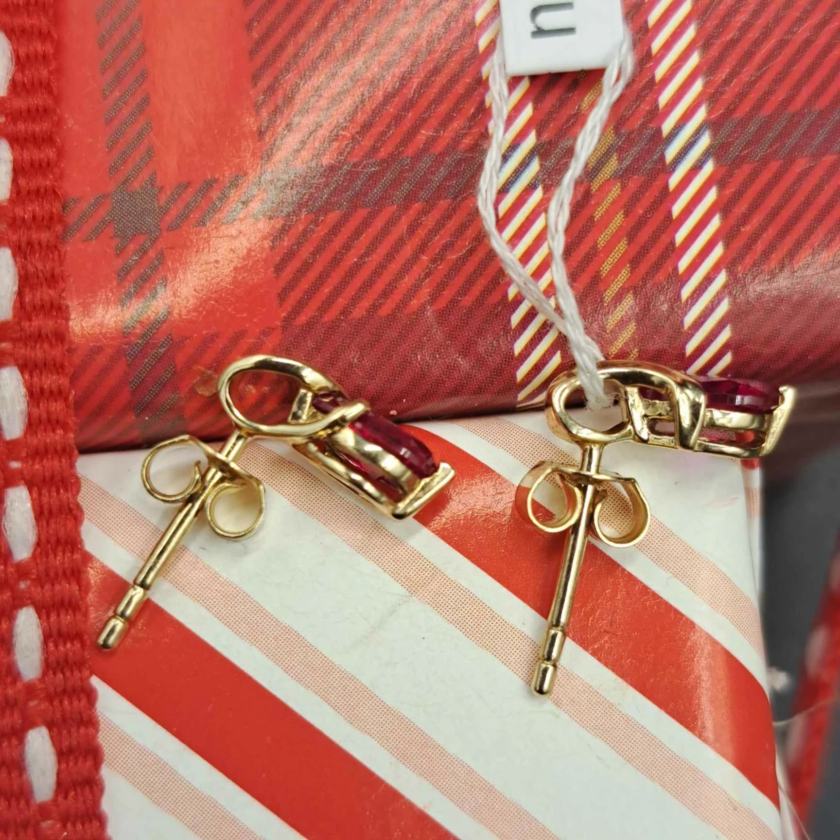 piekne-kolczyki-z-rubinami-polecamy-marka-bez-marki