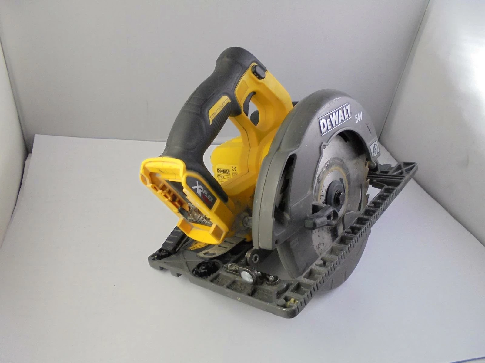 pilarka-dewalt-dcs576-body-stan-uzywany