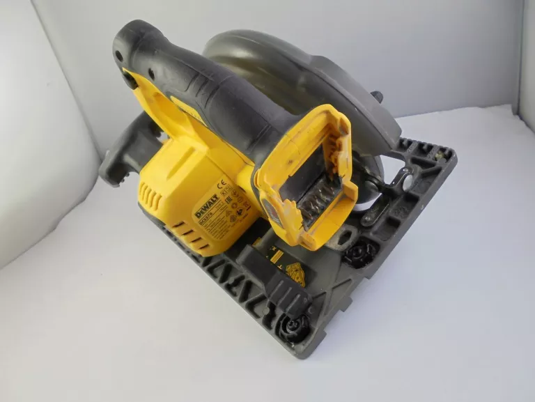 pilarka-dewalt-dcs576-body-srednica-otworu-pily-30