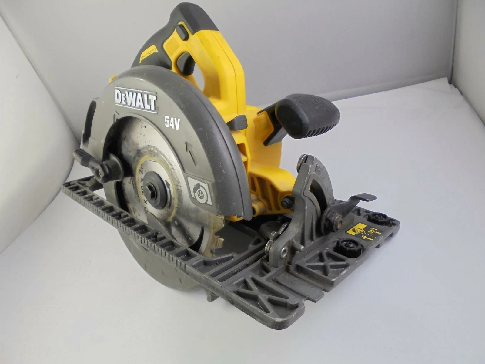 pilarka-dewalt-dcs576-body-marka-dewalt