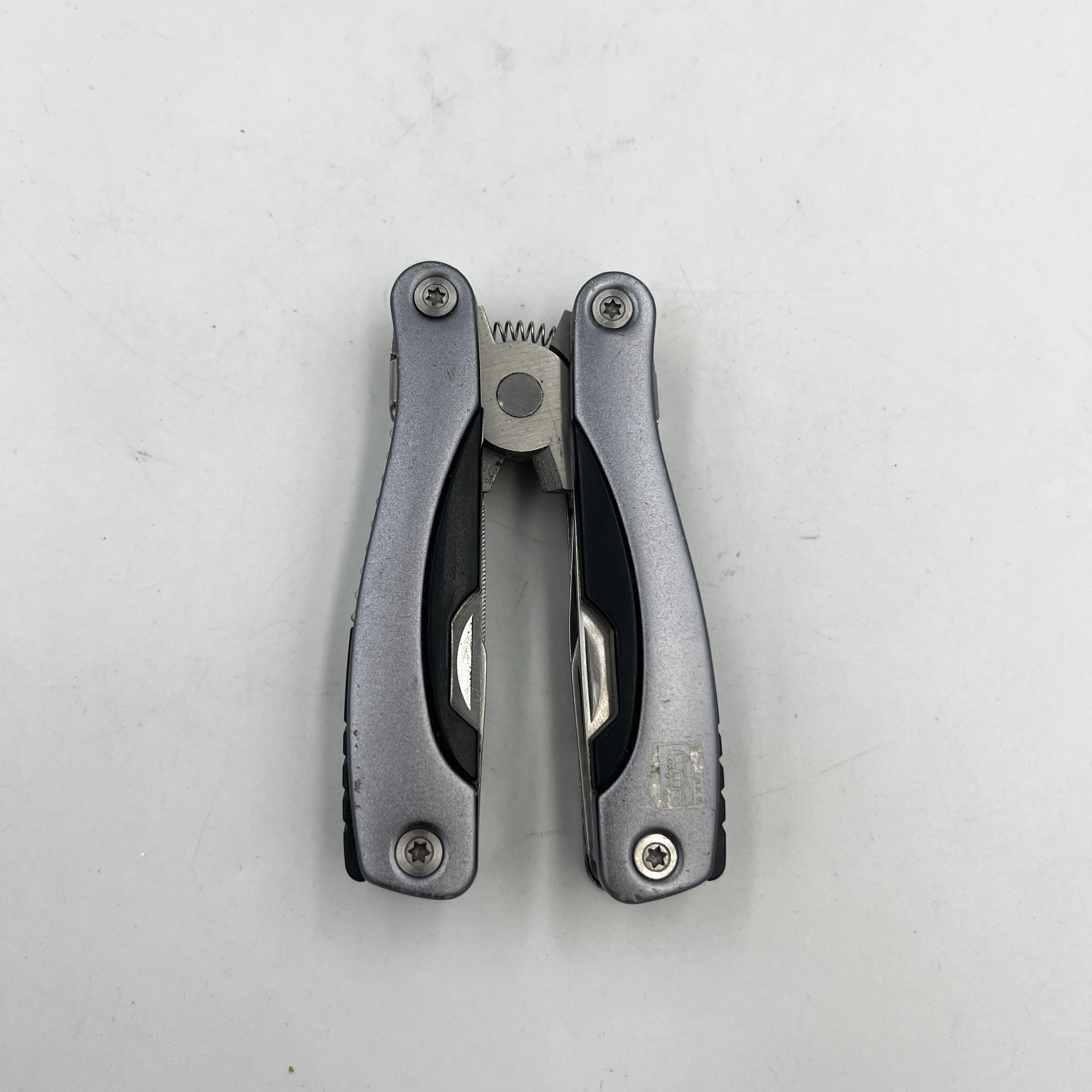 multitool-stan-uzywany