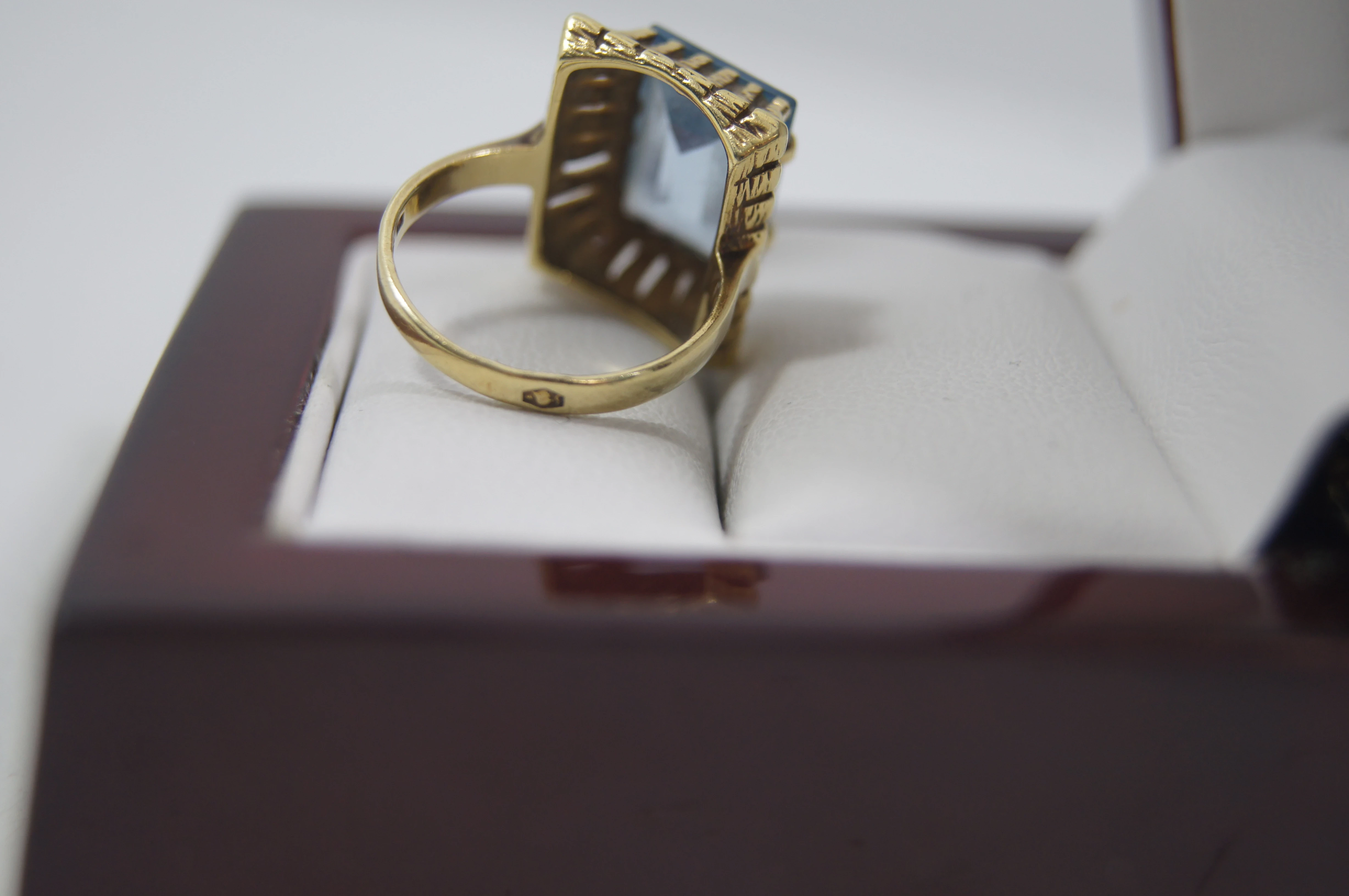 zloty-pierscionek-z-niebieskim-kamieniem-585493g10r-cechy-nie-zawiera-niklu