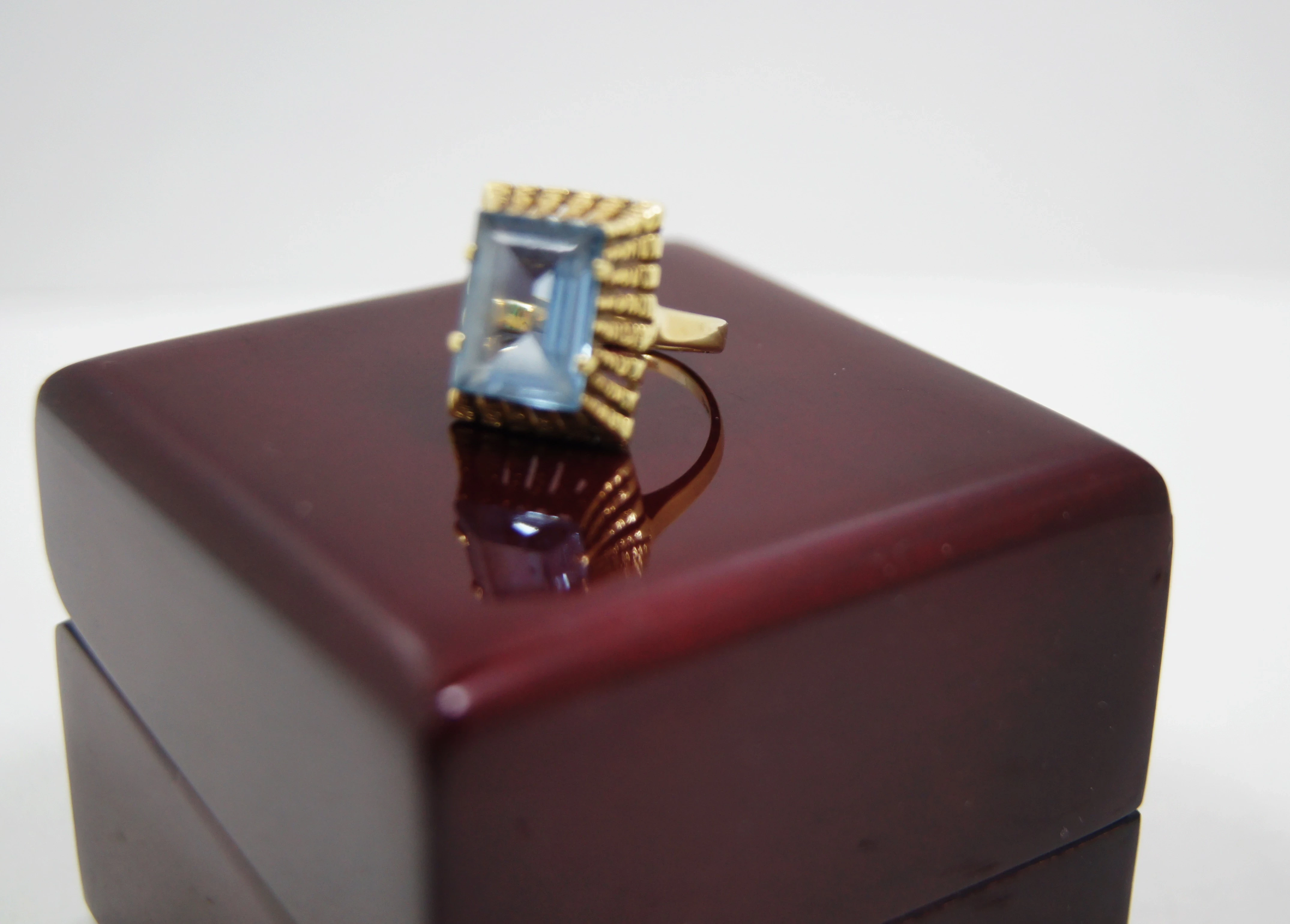 zloty-pierscionek-z-niebieskim-kamieniem-585493g10r-stan-uzywany