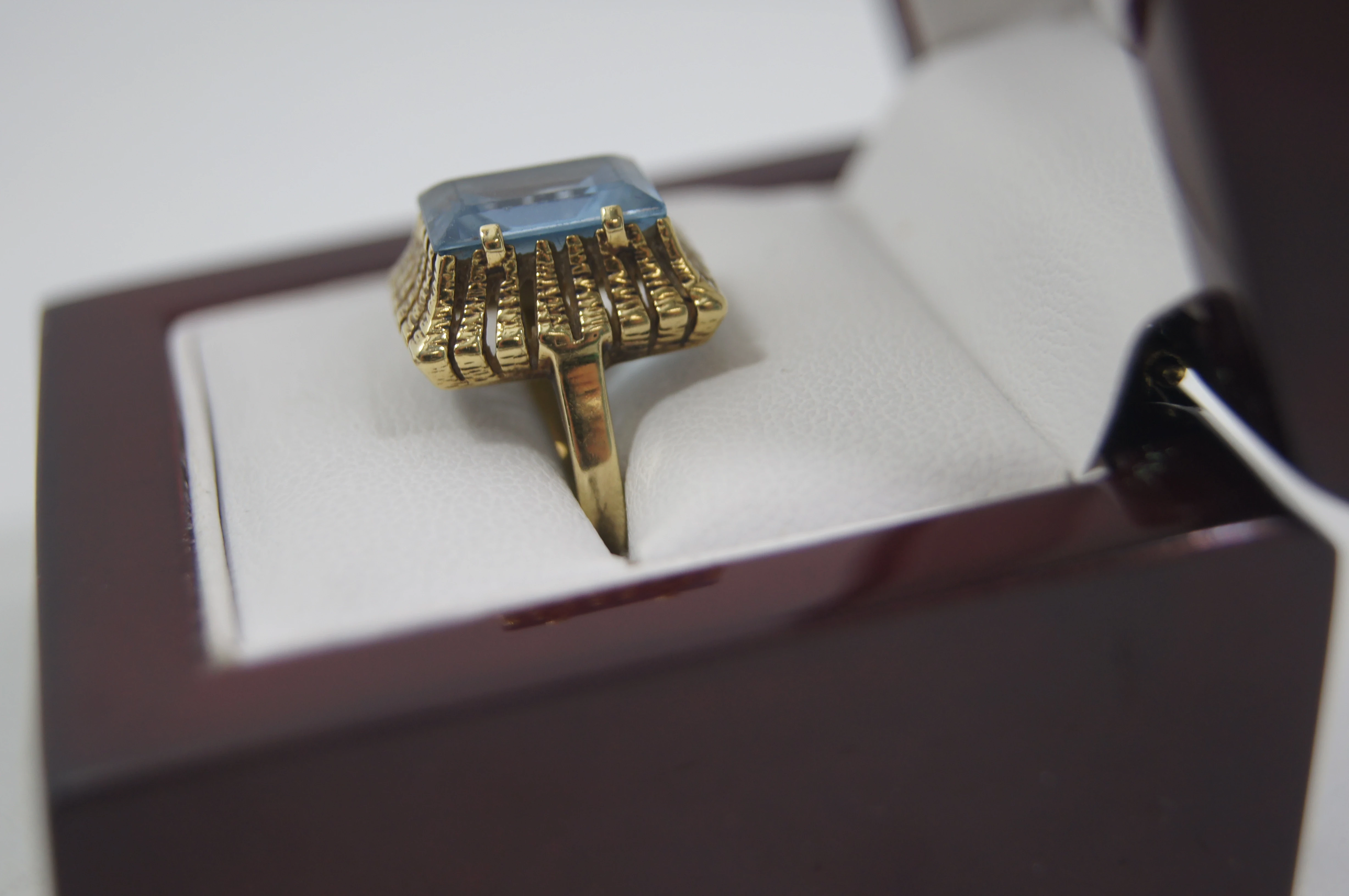 zloty-pierscionek-z-niebieskim-kamieniem-585493g10r-kolor-dominujacy-zloty