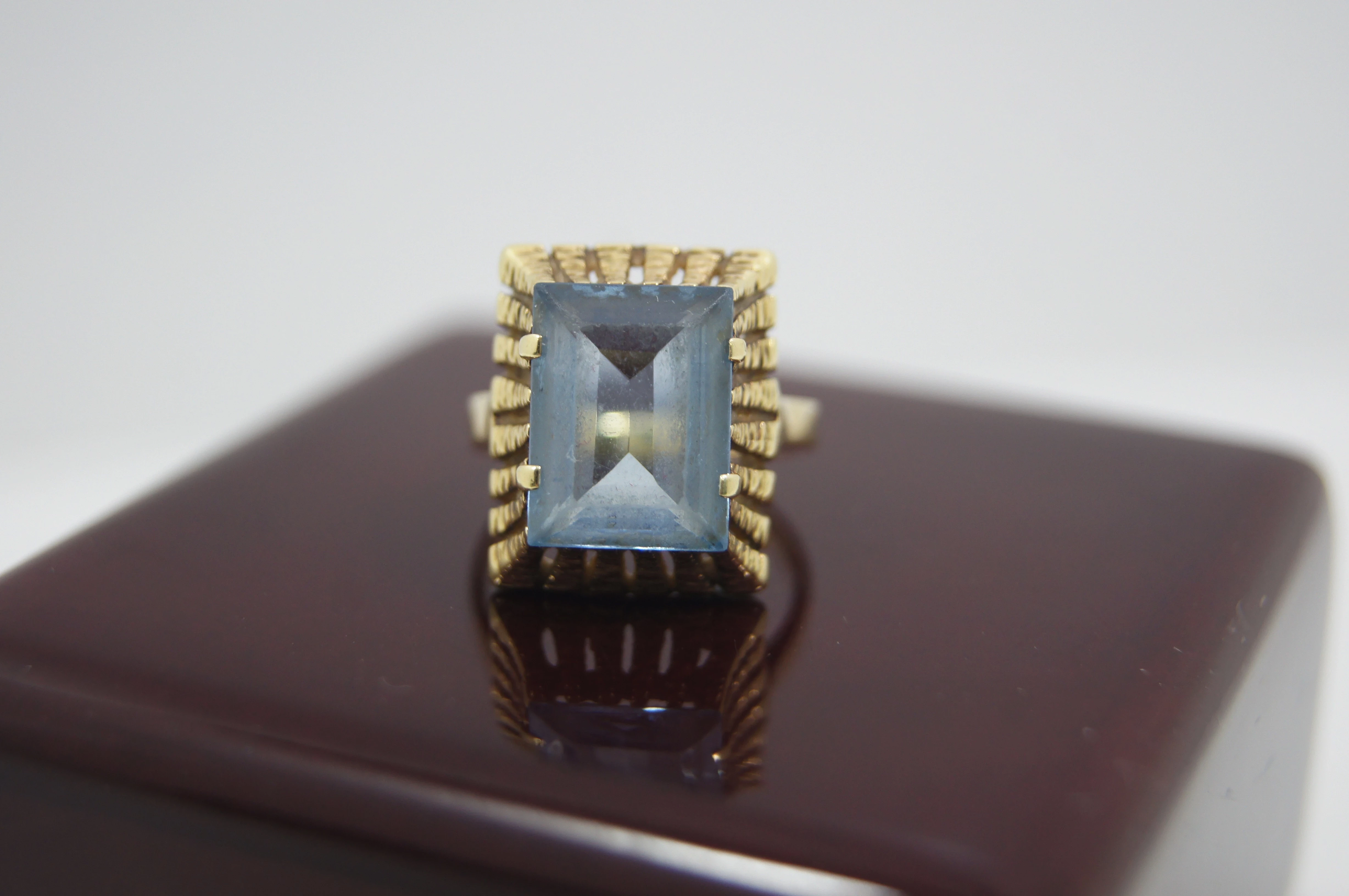 zloty-pierscionek-z-niebieskim-kamieniem-585493g10r-material-zloto