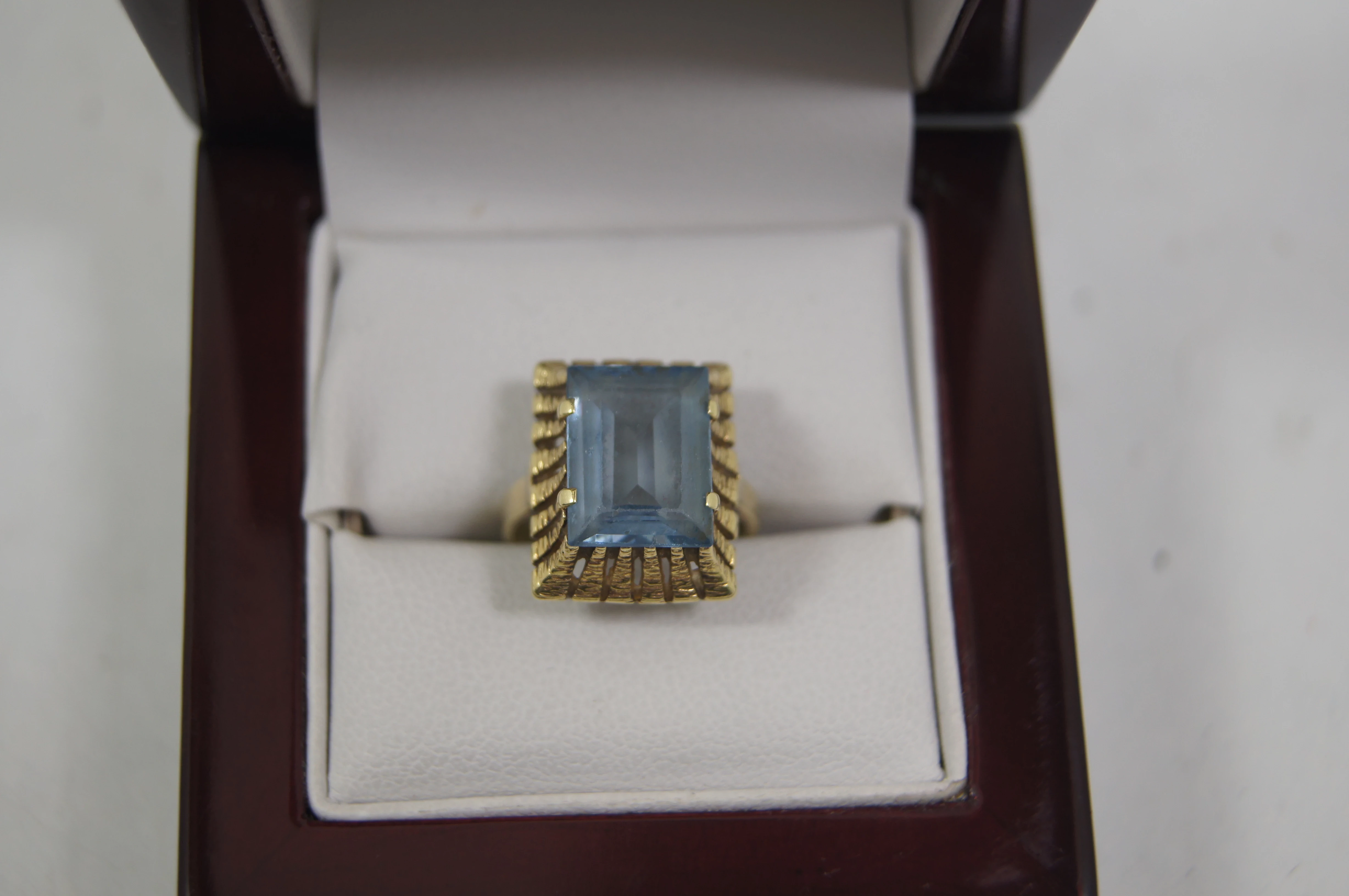 zloty-pierscionek-z-niebieskim-kamieniem-585493g10r-ean-gtin-5054110038144