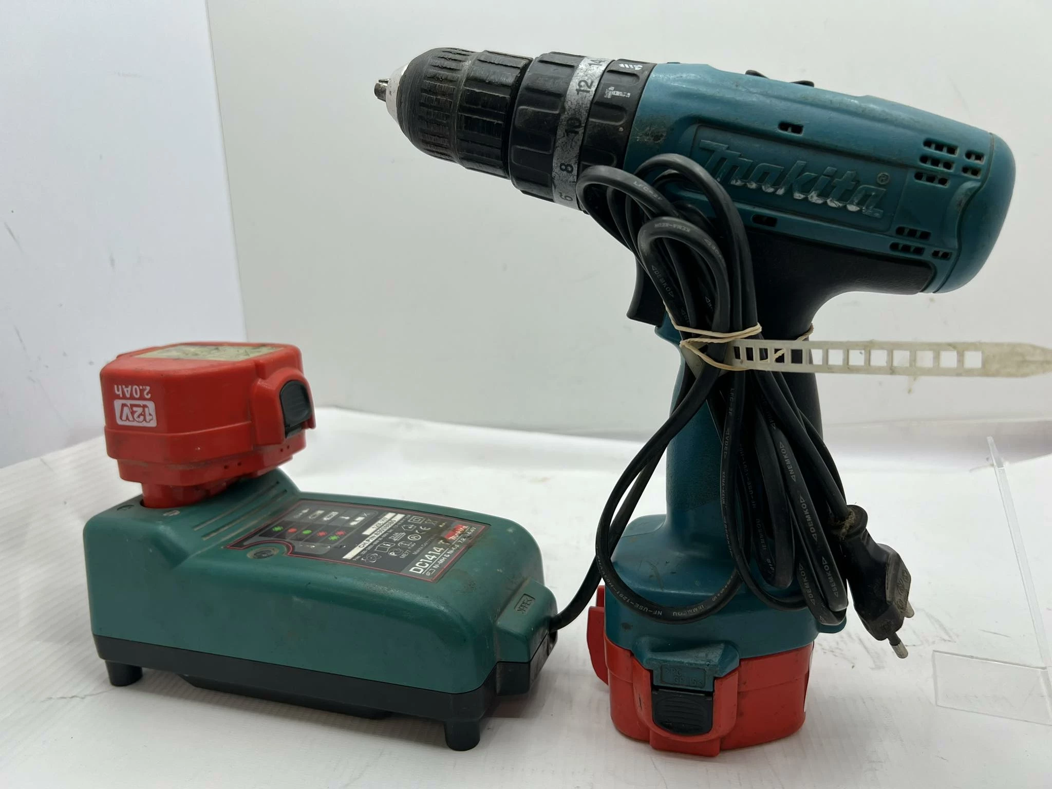 wkretarka-makita-8270d-body2akulad-zasilanie-akumulatorowe