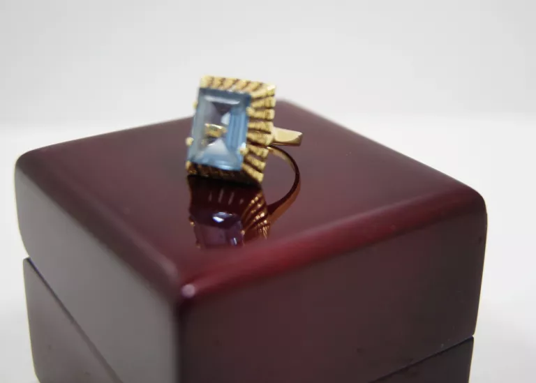 zloty-pierscionek-z-niebieskim-kamieniem-585493g10r-stan-uzywany