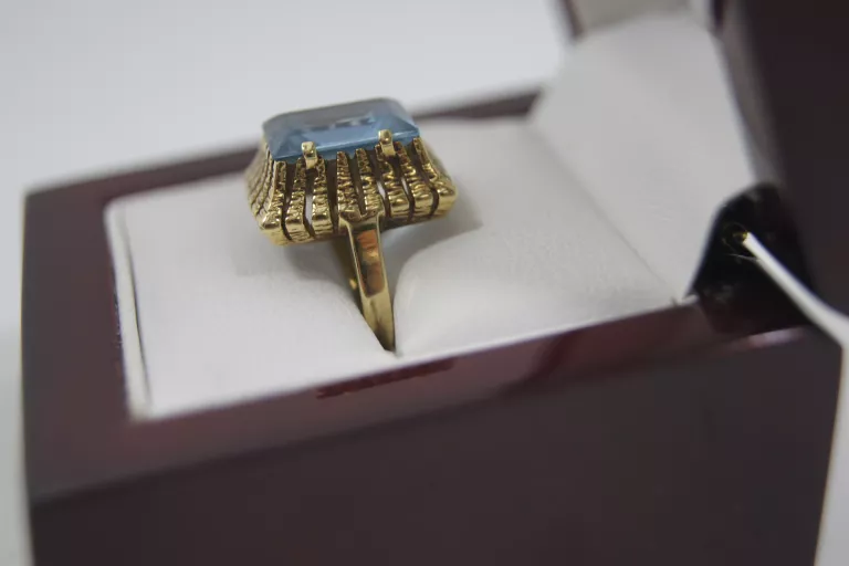 zloty-pierscionek-z-niebieskim-kamieniem-585493g10r-kolor-dominujacy-zloty