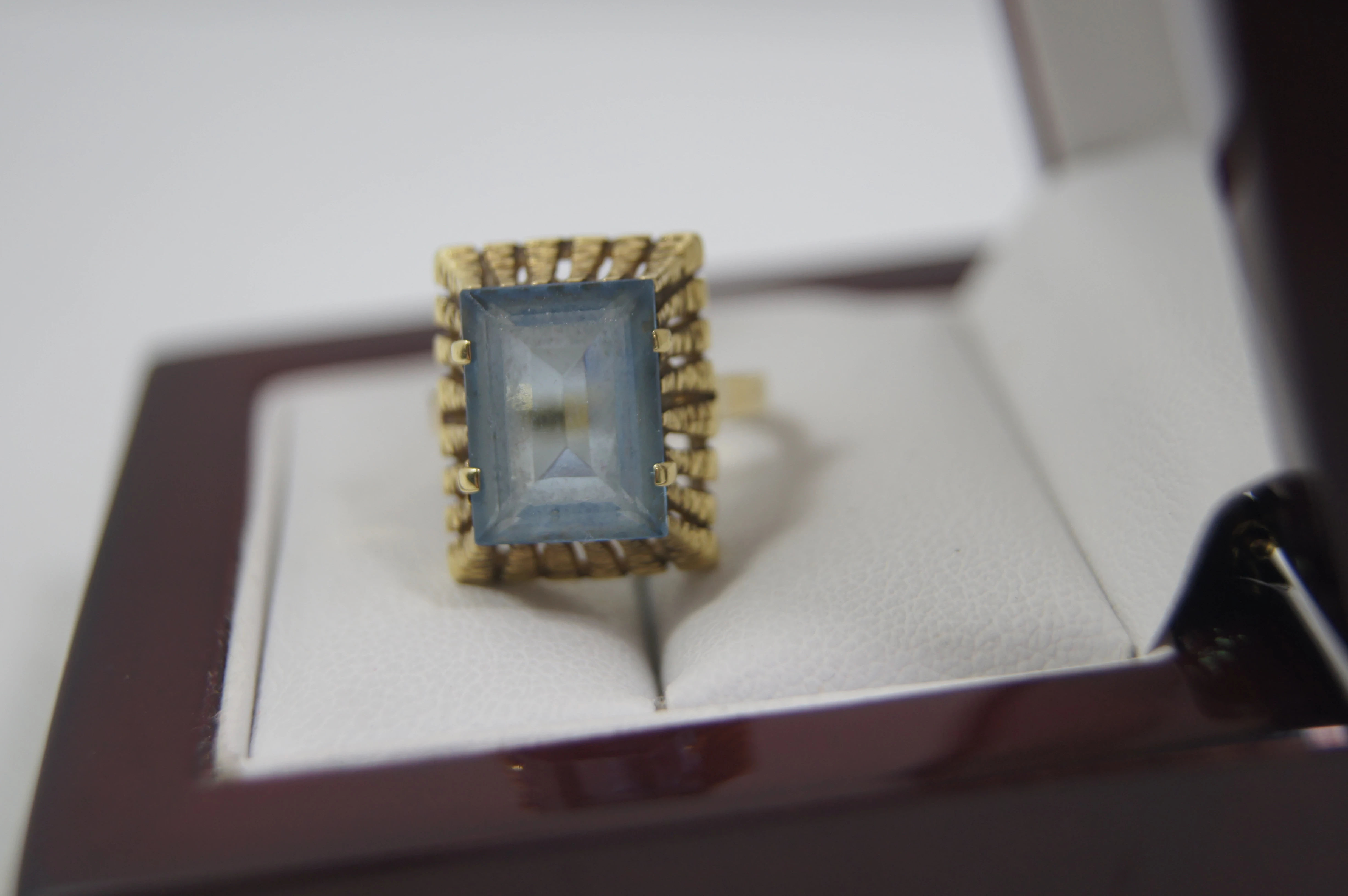 zloty-pierscionek-z-niebieskim-kamieniem-585493g10r-waga-1