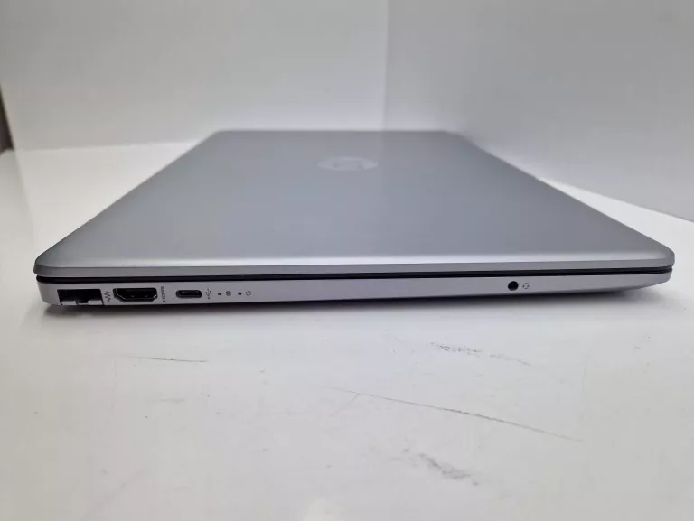 LAPTOP HP 250 G8 +MYSZKA+PODKŁADKA+TORBA