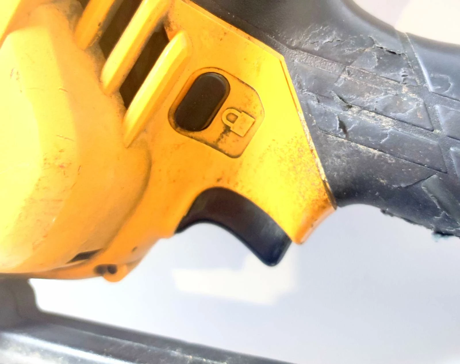 stanley-bostitch-gwozdziarka-bf33-walizka-opis-zasilanie-akumulatorowe