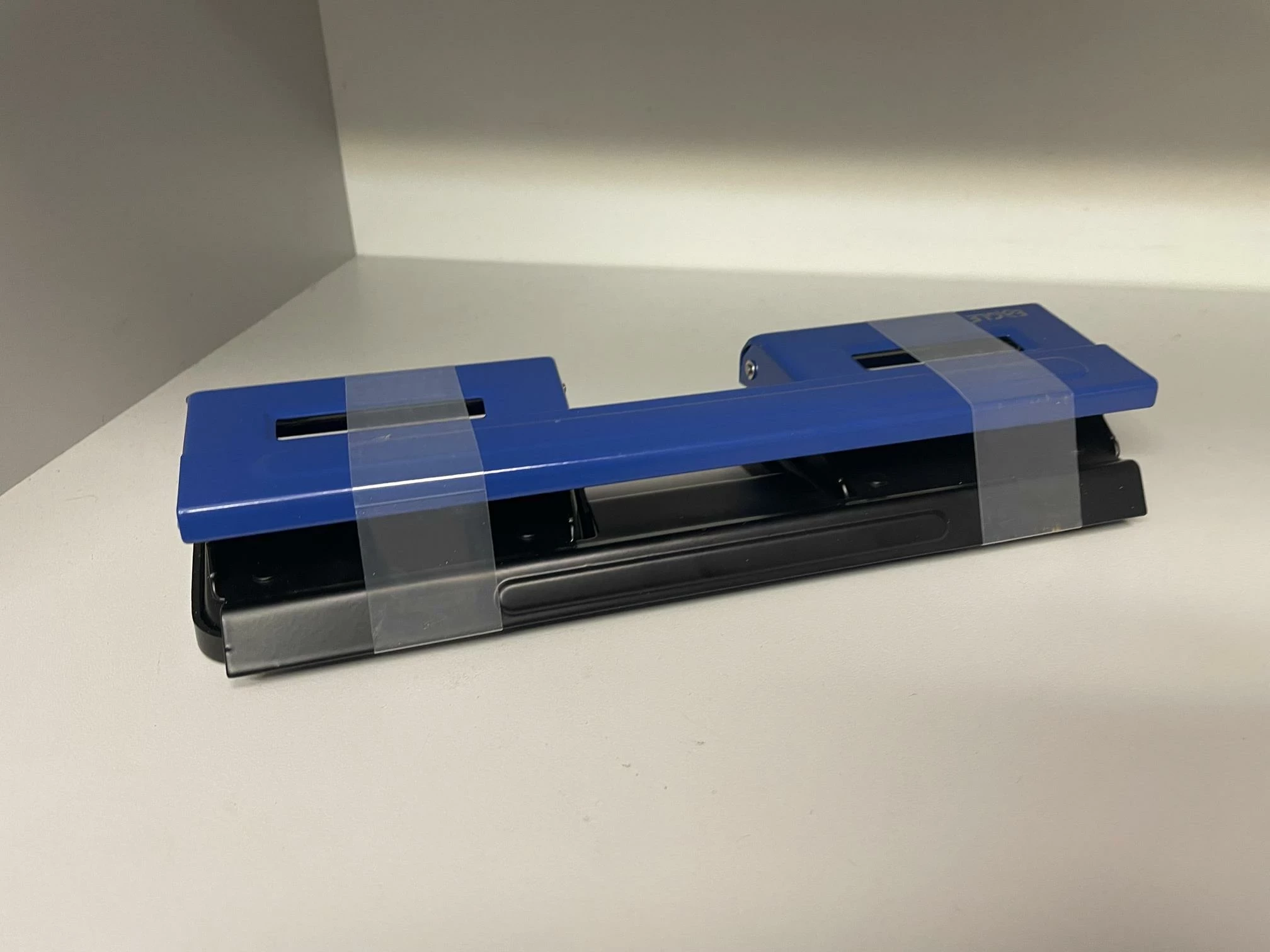 metalowy-dziurkacz-eagle-9401-4-otworowy-rodzaj-biurkowy