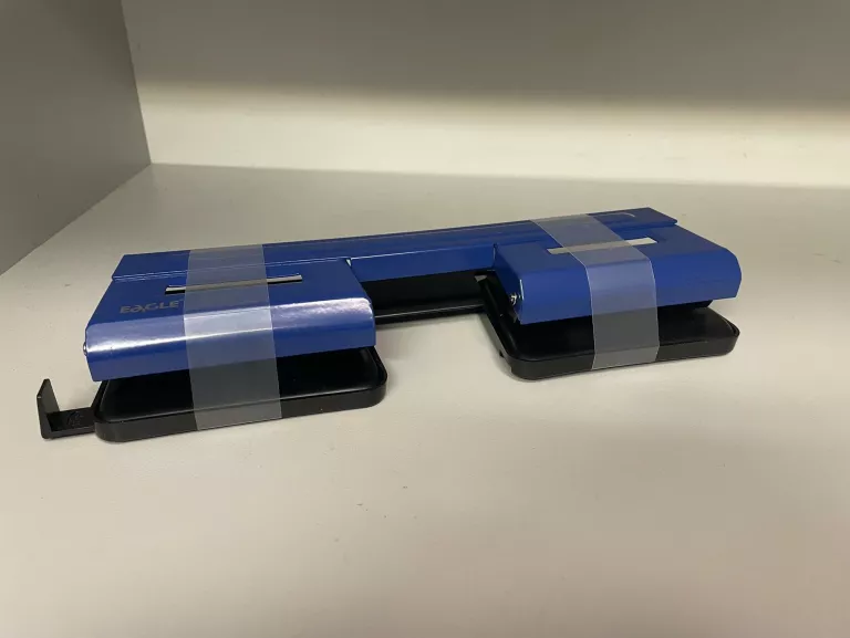 metalowy-dziurkacz-eagle-9401-4-otworowy-stan-uzywany