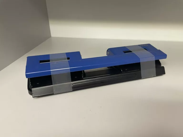 metalowy-dziurkacz-eagle-9401-4-otworowy-rodzaj-biurkowy