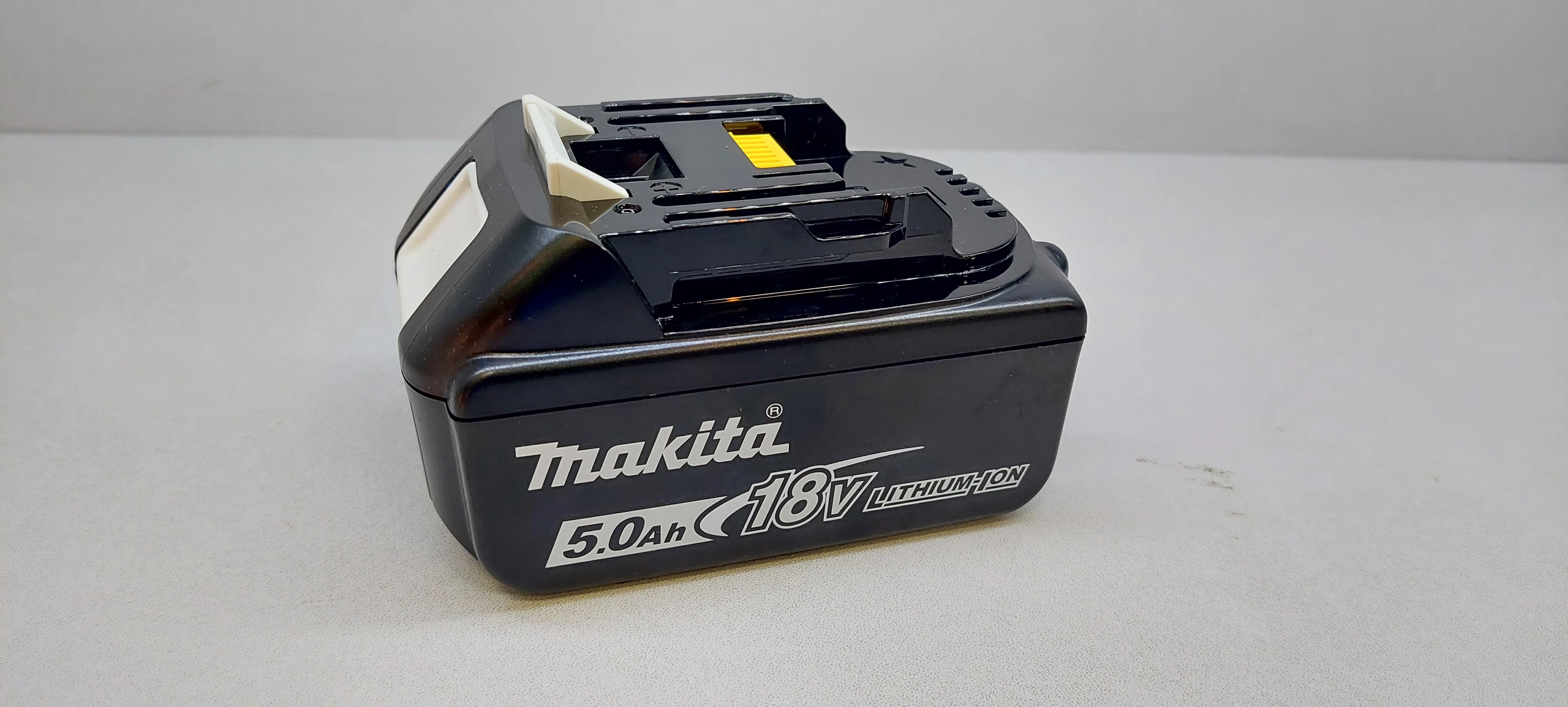 szlifierka-katowa-makita-dga-511-marka-makita