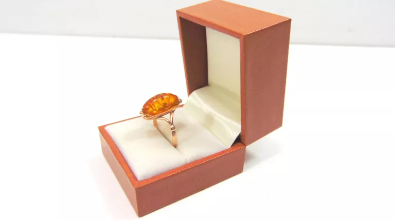 piekny-zloty-pierscionek-kamienie-brak-informacji