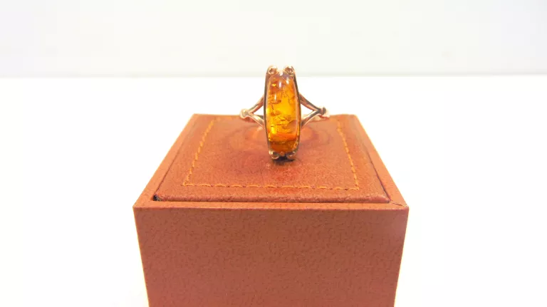 piekny-zloty-pierscionek-material-dominujacy-zloto