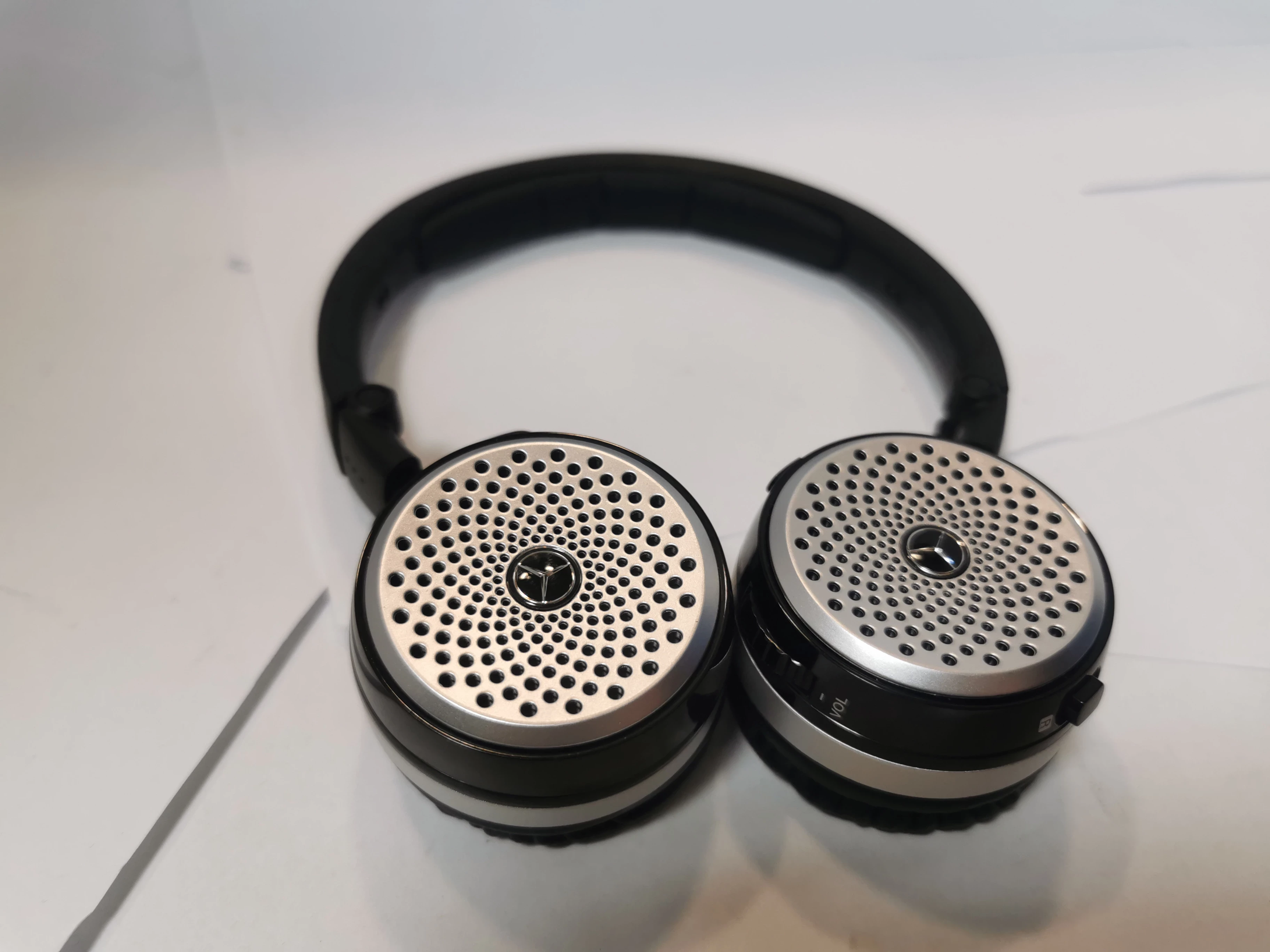 sluchawki-akg-mercedes-p104-etui-rynek-10-debica-tsc2