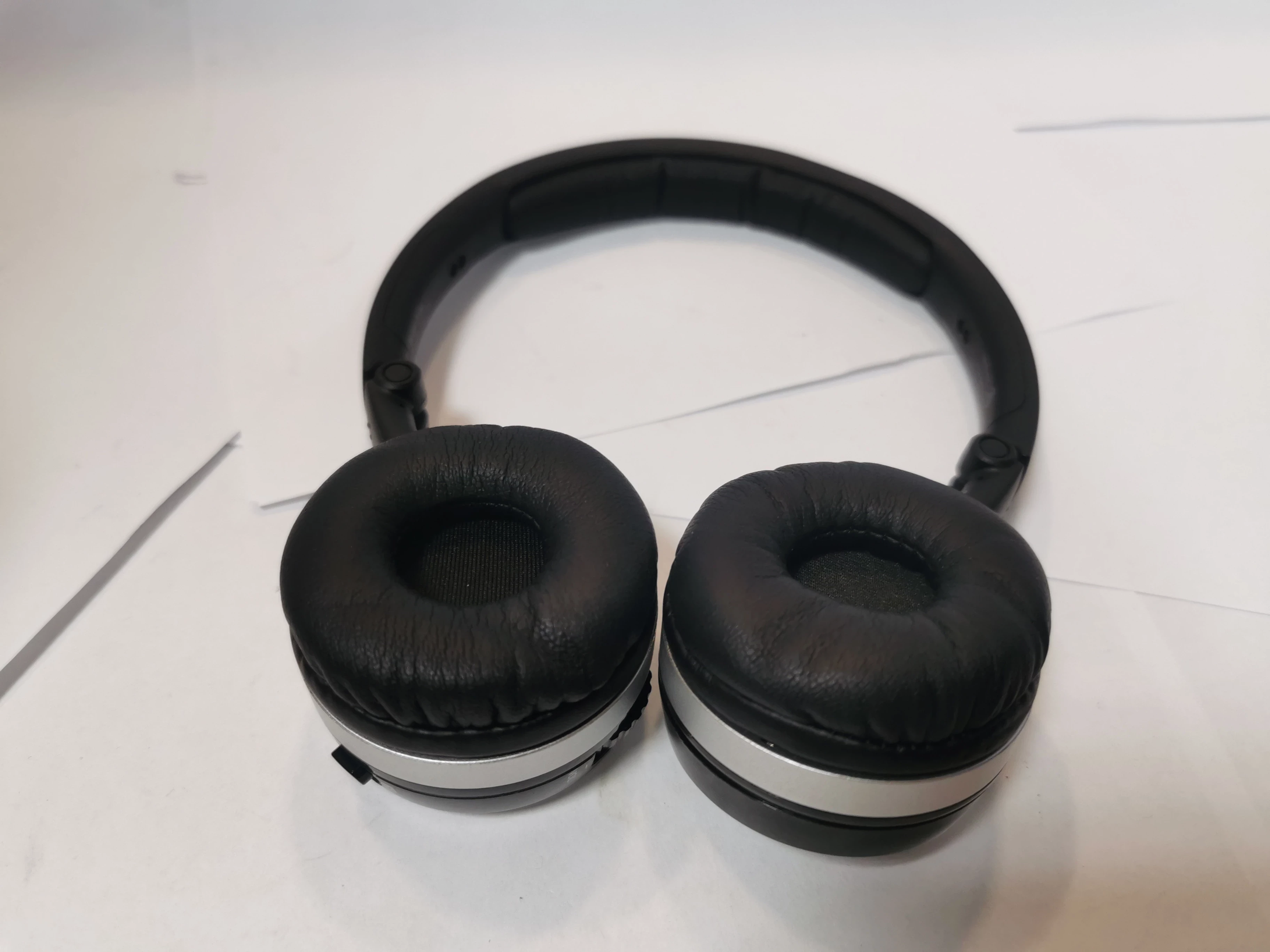 sluchawki-akg-mercedes-p104-etui-marka-4gamers