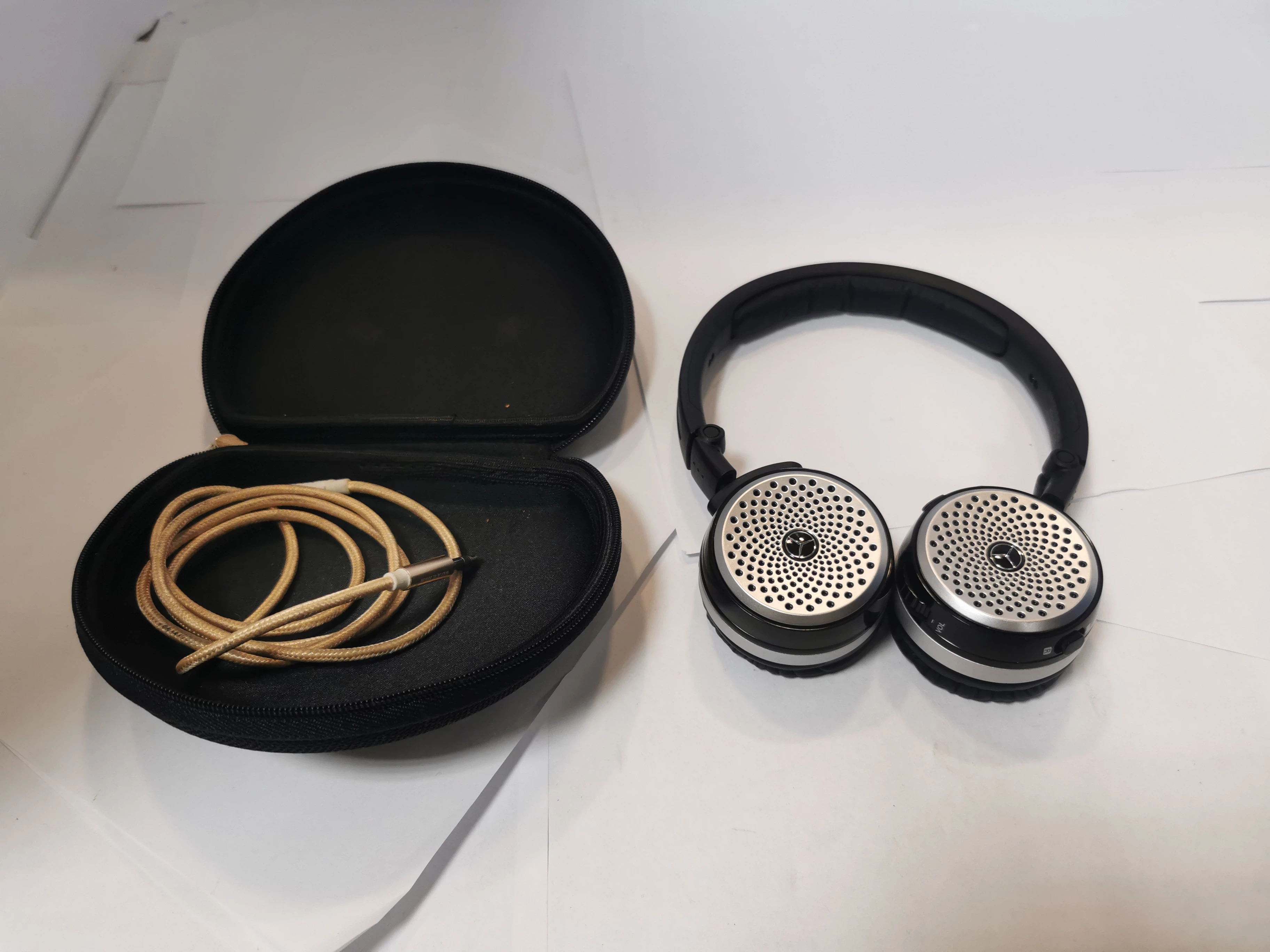 sluchawki-akg-mercedes-p104-etui-stan-uzywany