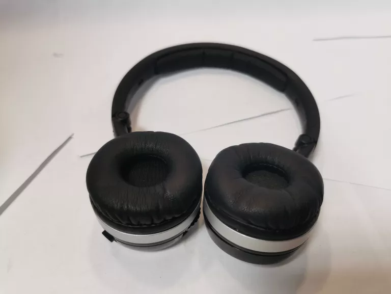 sluchawki-akg-mercedes-p104-etui-marka-4gamers