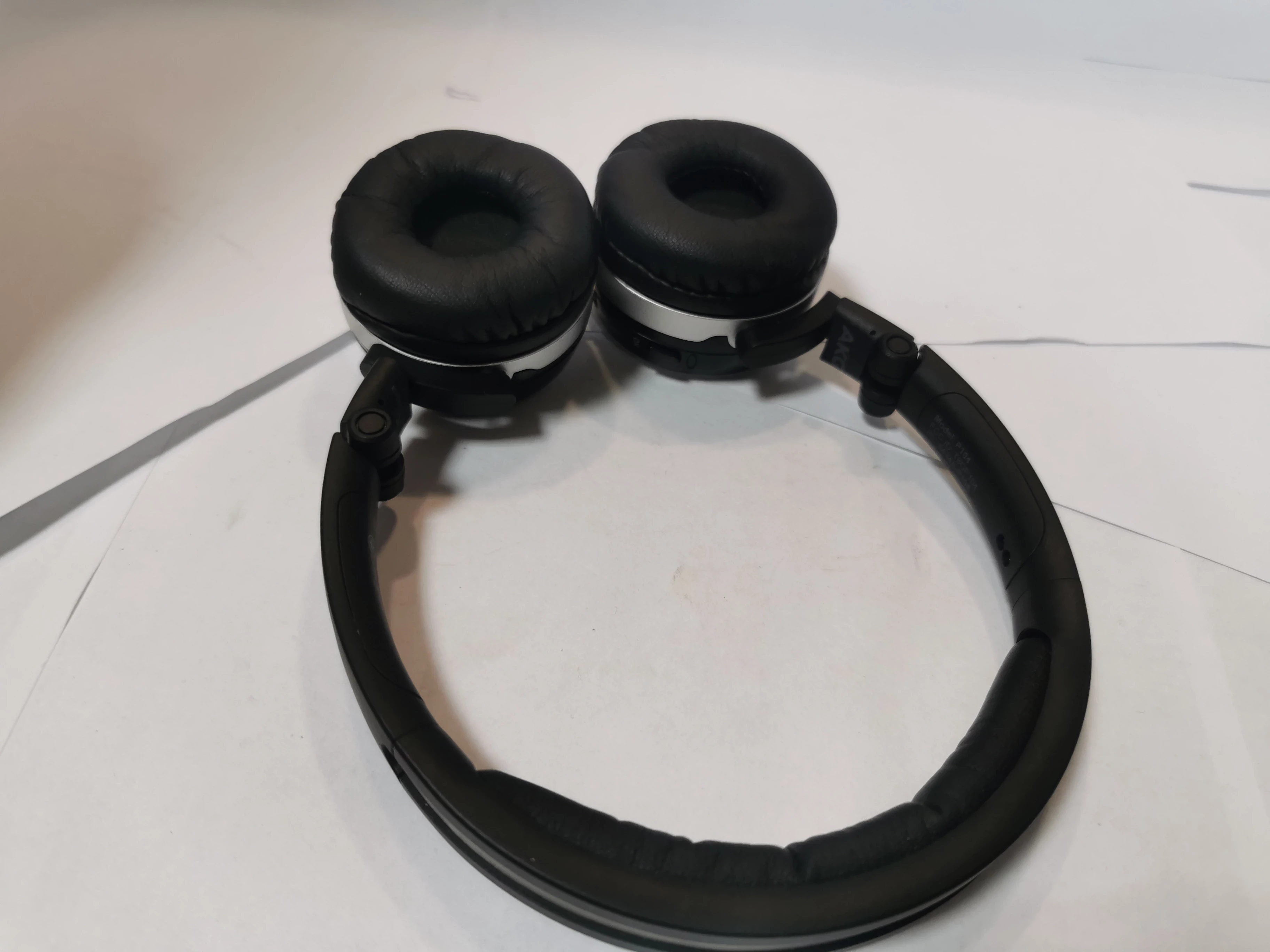 sluchawki-akg-mercedes-p104-etui-kolor-dominujacy-czarny