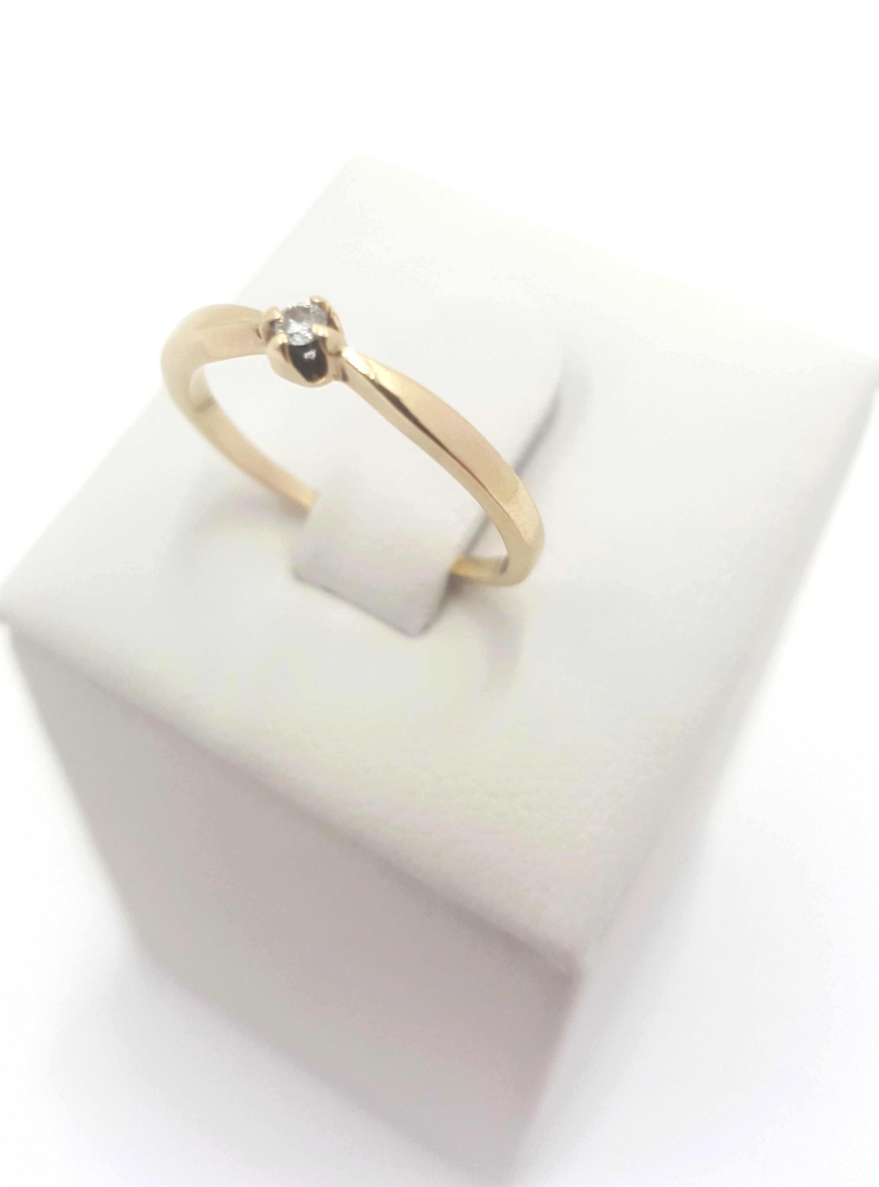 zloty-pierscionek-z-brylantem-p585-material-15835-2