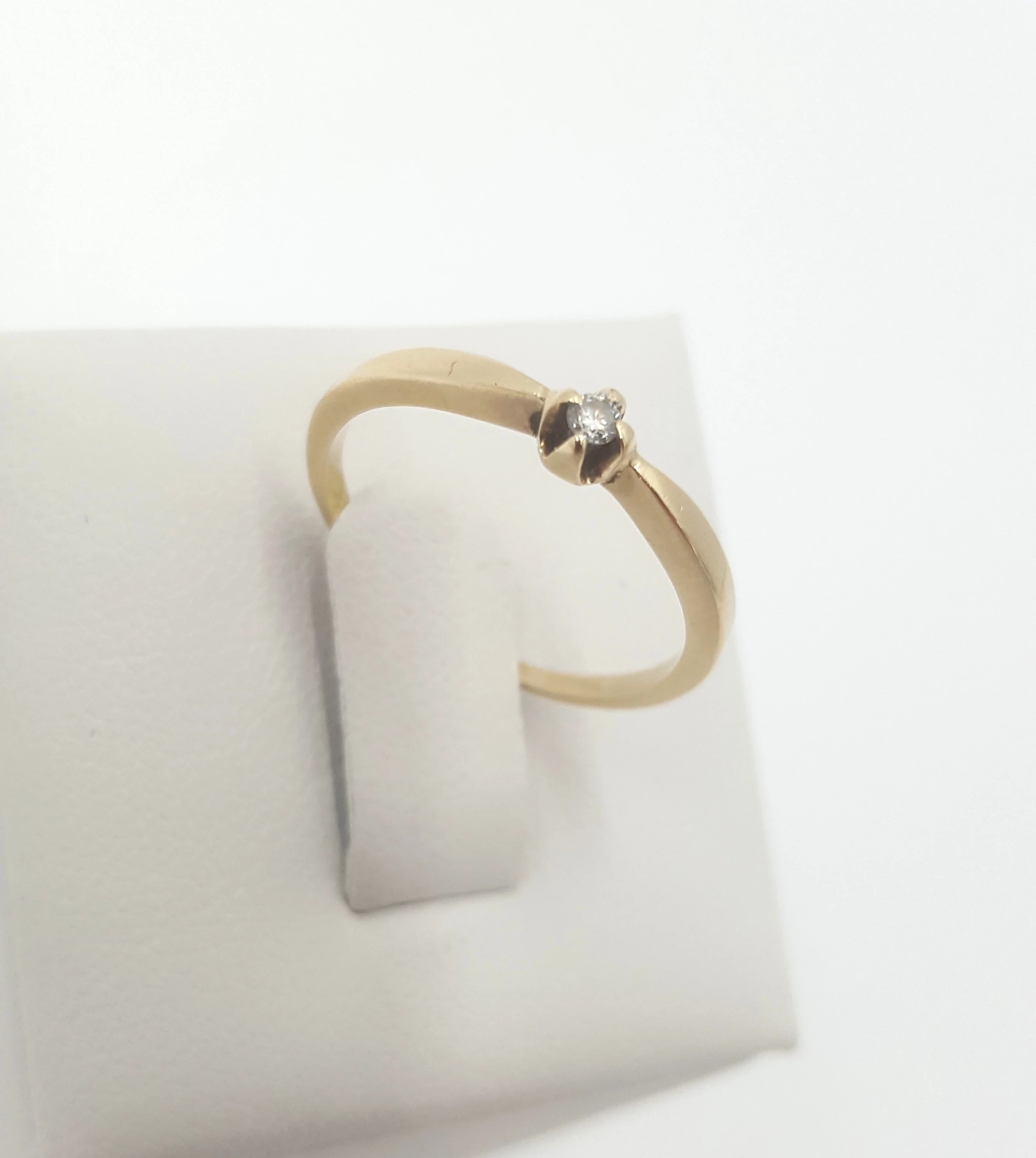 zloty-pierscionek-z-brylantem-p585-plec-15851-1