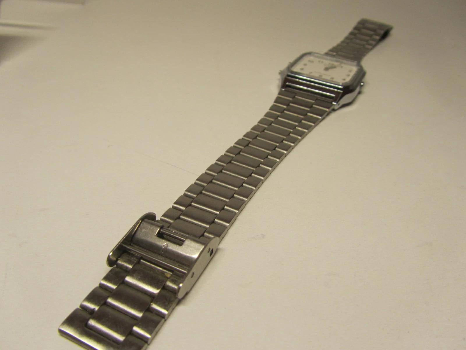 zegarek-casio-aq-230-material-paska-inny-metal