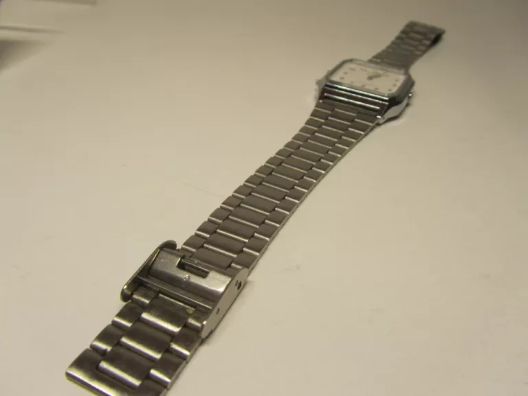 zegarek-casio-aq-230-material-paska-inny-metal